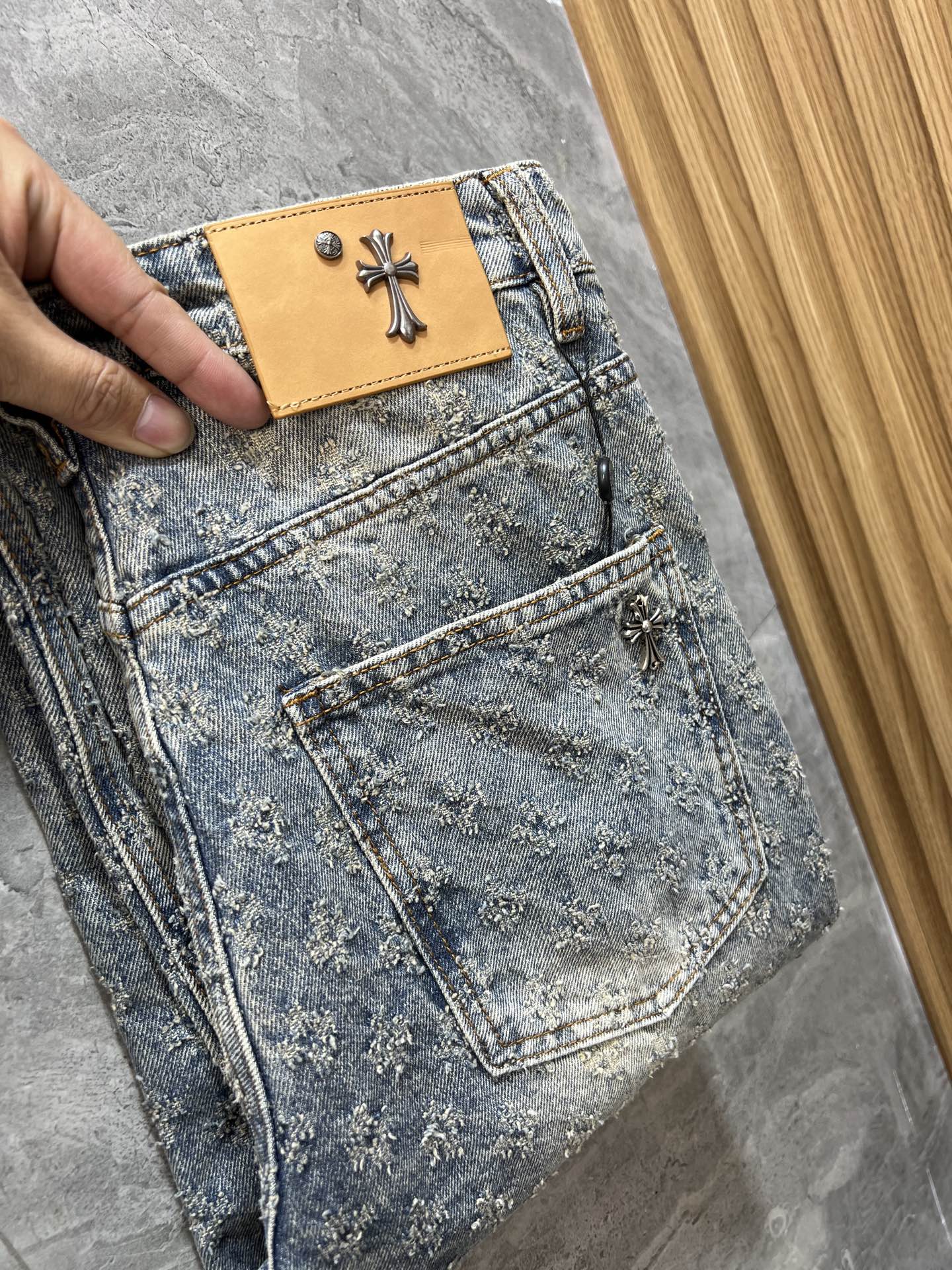 NO:491401,Ch/Croxin 2025 spring and summer new product, complete three standards, wide version of jeans, good products, no need to introduce too much, look at the details, counter code S-3XL 175/140 upper body L,,chrome hearts, jeans, alexander wang19860909Ch/克罗心 2025春夏新品 三标齐全 阔版牛仔裤 好货不用过多介绍 看细节 专柜码数S-3XL 175/140上身L,,chrome hearts,jeans,alexander wang,Men's clothing