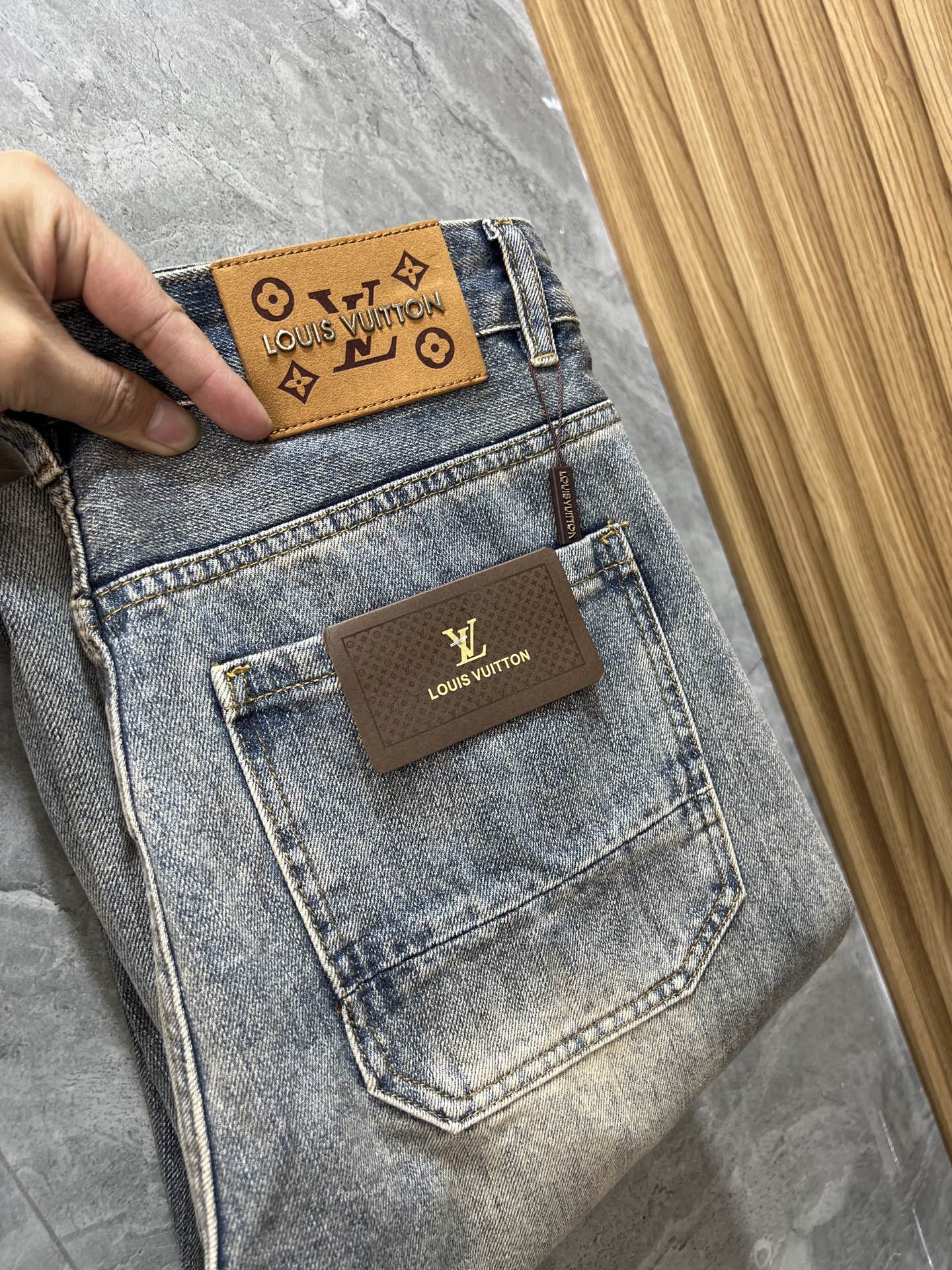 NO:491406,LV/Louis Vuitton 2025 Spring and Summer New Products, Complete Three Standards, Wide Edition Jeans, Good Products, Don't need to introduce too much, Look at the details, Counter Code Number 28-38 175/140 Upper Body 32,,louis vuitton,louis vuitton,jeans,alexander wang19860909LV/路易威登 2025春夏新品 三标齐全 阔版牛仔裤 好货不用过多介绍 看细节 专柜码数28-38 175/140上身32,,louis vuitton,louis vuitton,jeans,alexander wang,Men's clothing