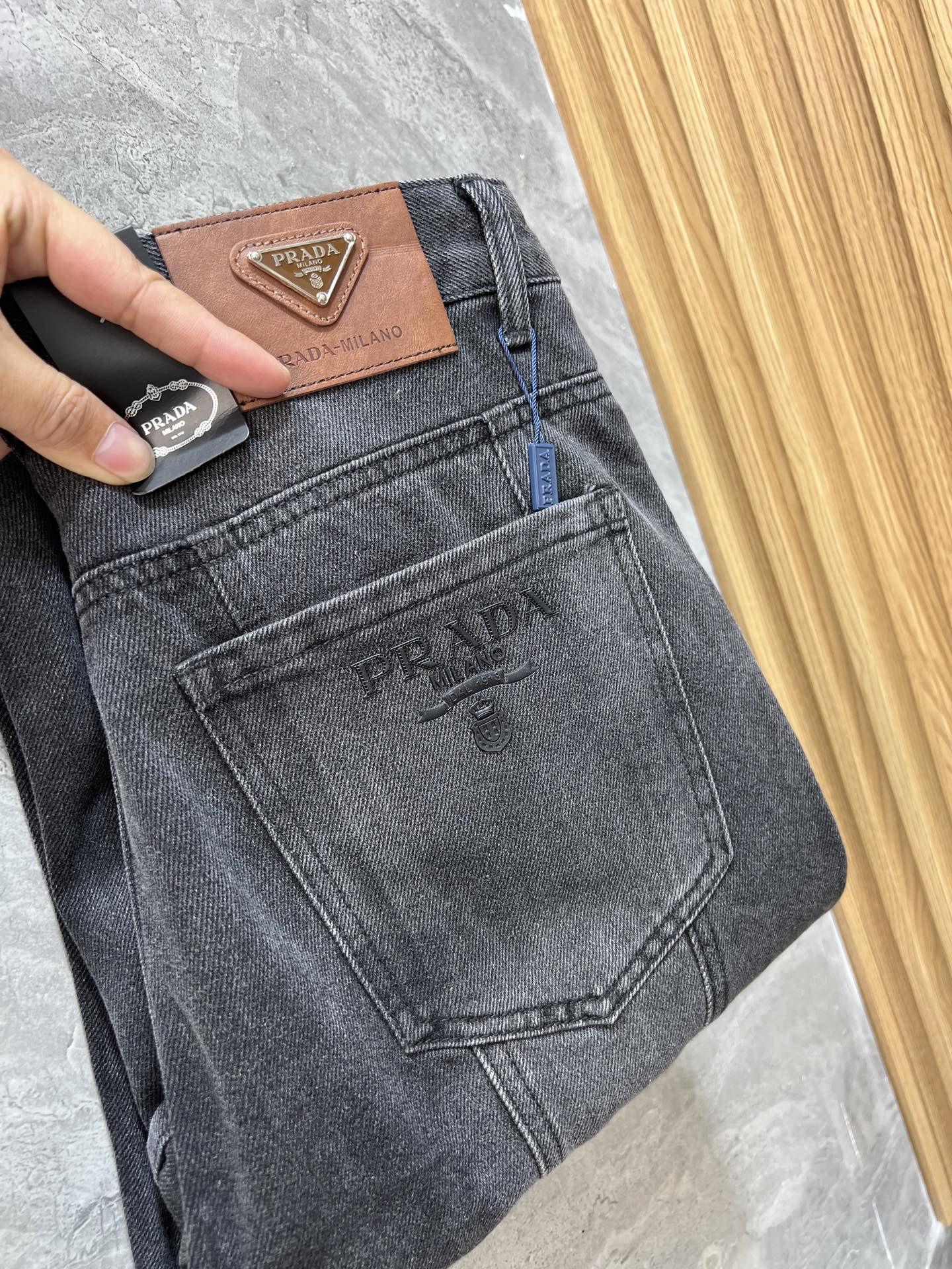 NO:491412,Prada/Prada 2025 Spring and Summer New Products, Complete Three Standards, Wide Edition Jeans, Good Products, Don’t need to introduce too much, Look at the details, Counter Code 28-38 175/140 Upper Body 32,,prada,prada,jeans,alexander wang19860909Prada/普拉达 2025春夏新品 三标齐全 阔版牛仔裤 好货不用过多介绍 看细节 专柜码数28-38 175/140上身32,,prada,prada,jeans,alexander wang,Men's clothing