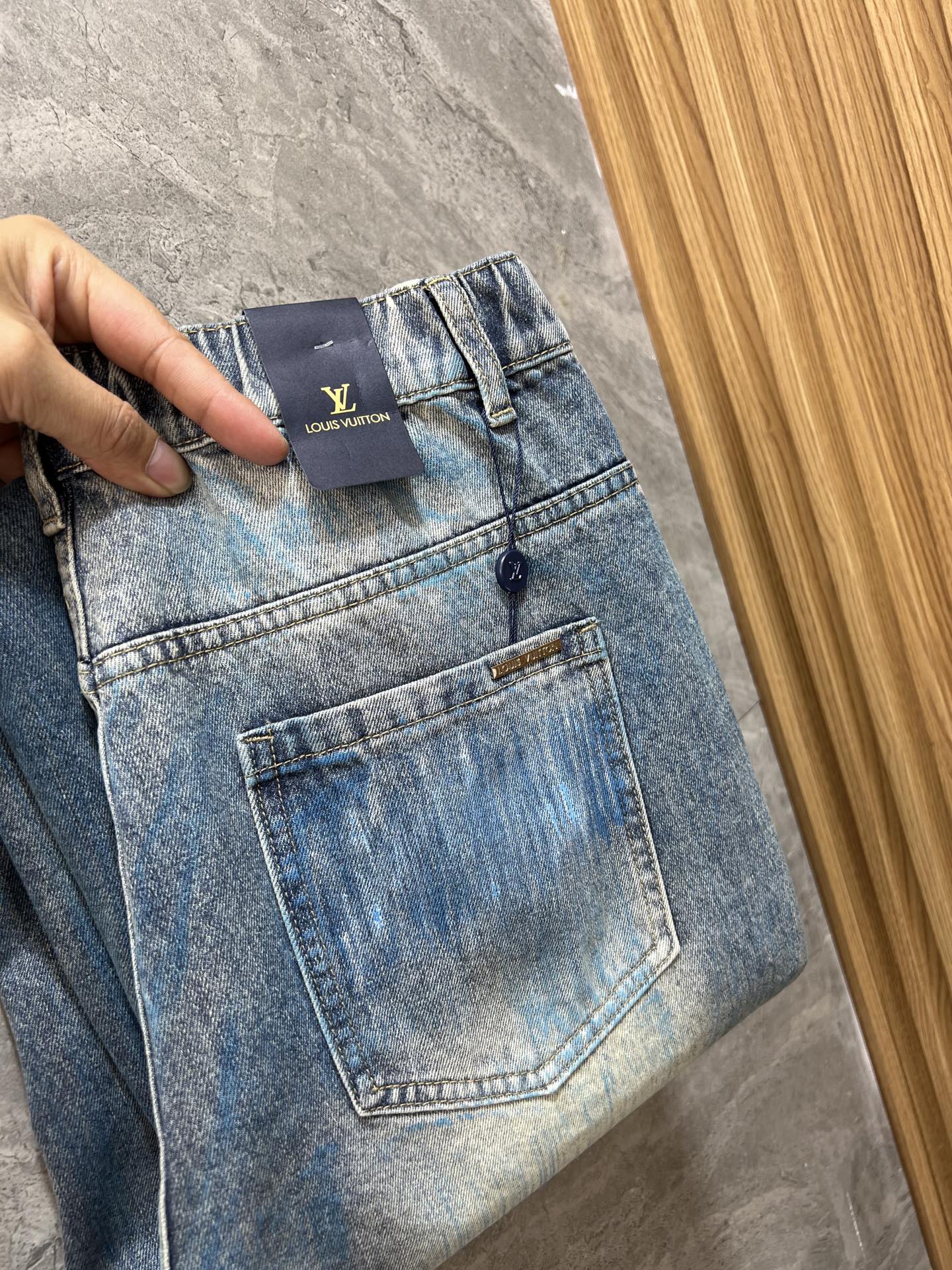 NO:905060,LV/Louis Vuitton 2026 spring and summer new products, complete with three labels, wide jeans, good products, no need to introduce too much, look at the details, counter size S-3XL 175/140 upper body L,, louis vuitton, louis vuitton, jeans,19860909LV/路易威登 2026春夏新品 三标齐全 阔版牛仔裤 好货不用过多介绍 看细节 专柜码数S-3XL 175/140上身L,,louis vuitton,louis vuitton,jeans,,Men's clothing