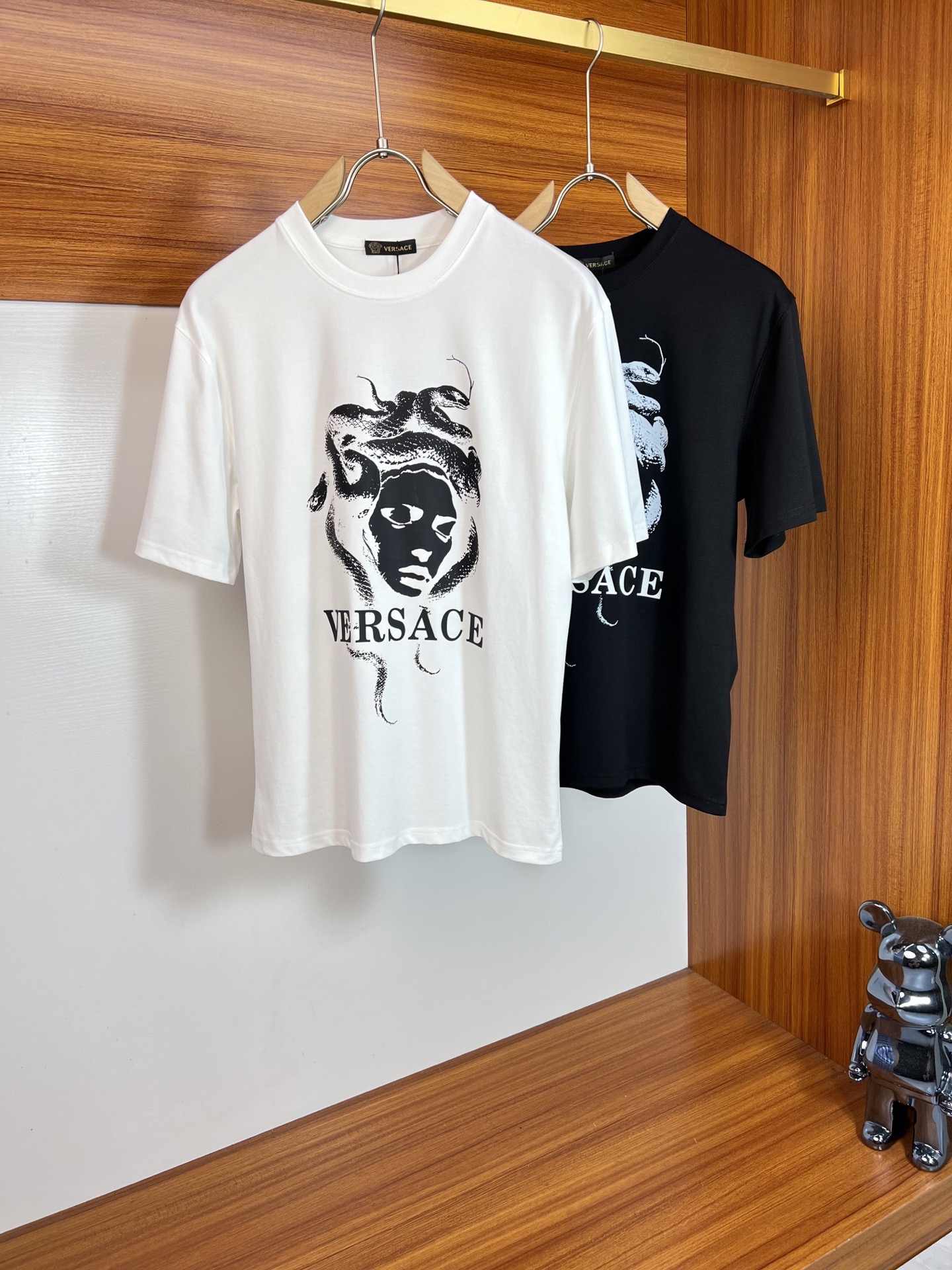NO:469055,Versace/Versace New Spring and Summer Products Complete Three Standards Mercerized Cotton Short-sleeved T-shirts Don't need to introduce too much good products Look at the details Counter code M-XXXL 175/Suggestions L,,,versace,versace,T-shirt,tees,t-shirt,alexander wang19860909Versace/范思哲 春夏新品 三标齐全 丝光棉 短袖T恤 好货不用过多介绍 看细节 专柜码数M-XXXL 175/建议L ,,,versace,versace,T-shirt,tees，t-shirt,alexander wang,Men's clothing