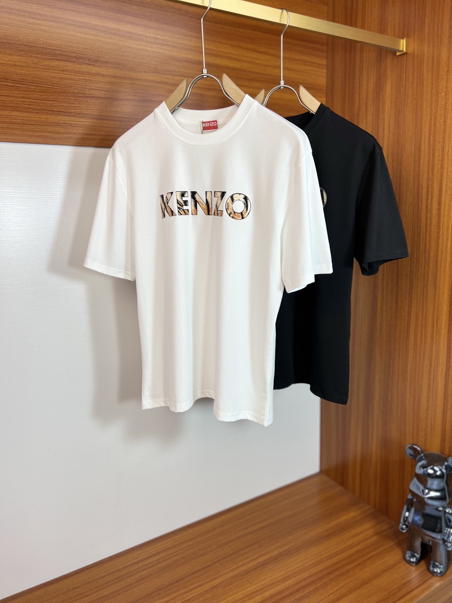 NO:498921,Kenzo 2025 spring and summer new product, complete three standards, mercerized cotton, short-sleeved T-shirt, good products, no need to introduce too much, look at the details, counter code M-XXXL /140 suggestions L,, T-shirt,tees, t-shirt,alexander wang19860909Kenzo 2025春夏新品 三标齐全 丝光棉 短袖T恤 好货不用过多介绍 看细节 专柜码数M-XXXL /140建议L,,T-shirt,tees，t-shirt,alexander wang,Men's clothing