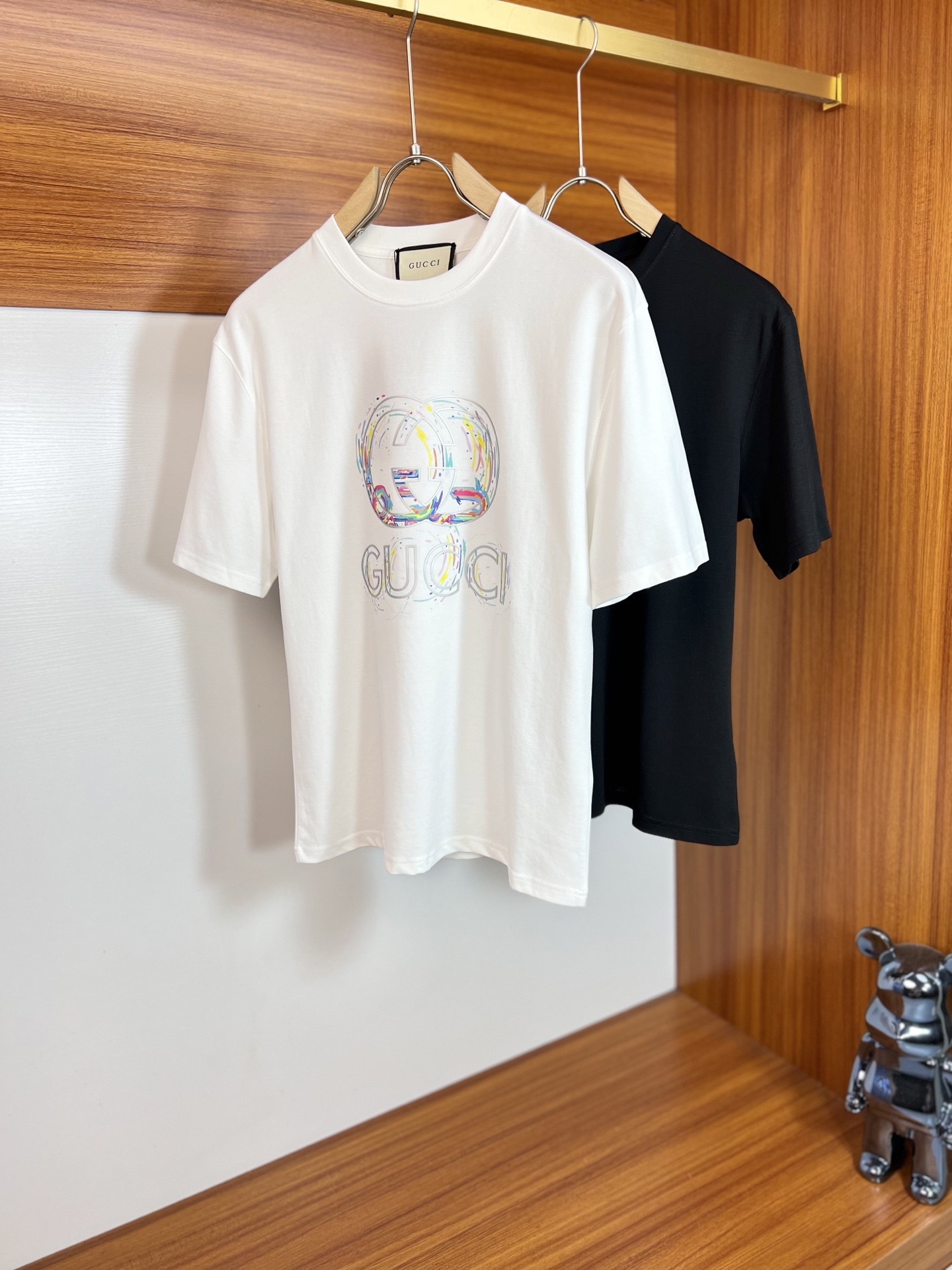 NO:498936,Gucci/Gucci 2025 spring and summer new products, complete three standards, mercerized cotton, short-sleeved T-shirts, good products, don't need to introduce too much, look at the details, counter code M-XXXL /140 suggestions L,,gucci, T-shirt,tees, t-shirt,alexander wang19860909Gucci/古奇 2025春夏新品 三标齐全 丝光棉 短袖T恤 好货不用过多介绍 看细节 专柜码数M-XXXL /140建议L,,gucci,T-shirt,tees，t-shirt,alexander wang,Men's clothing