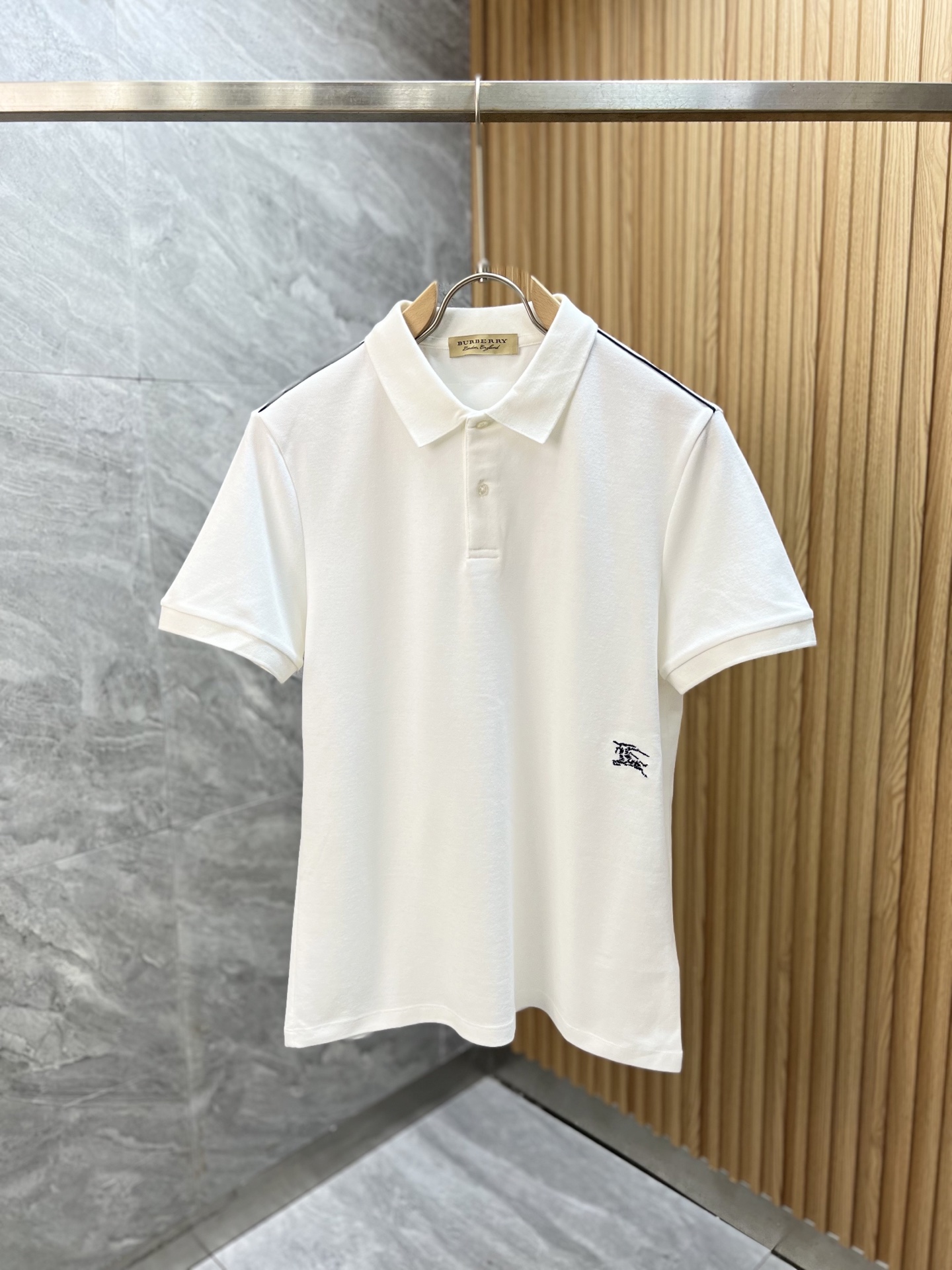 NO:521699,Burberry/Burberry 2025 spring and summer new product, complete three standards, lapel short-sleeved polo shirt, good products do not need to be introduced too much, look at the details, counter number M-XXXL /140 suggestions L,,burberry,burberry,T-shirt,alexander wang19860909Burberry/巴宝莉 2025春夏新品 三标齐全 翻领短袖polo衫 好货不用过多介绍 看细节 专柜码数M-XXXL /140建议L,,burberry,burberry,T-shirt,alexander wang,Men's clothing