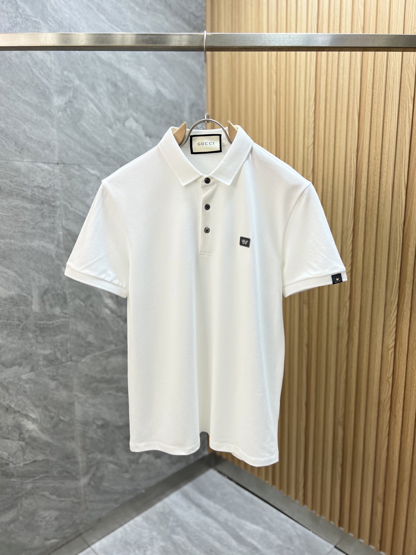 NO:521702,Gucci/Gucci 2025 spring and summer new product, complete three standards, lapel short-sleeved polo shirt, good products do not need to be introduced too much, look at the details, counter number M-XXXL /140 suggestions L,,gucci, T-shirt, alexander wang19860909Gucci/古奇 2025春夏新品 三标齐全 翻领短袖polo衫 好货不用过多介绍 看细节 专柜码数M-XXXL /140建议L,,gucci,T-shirt,alexander wang,Men's clothing