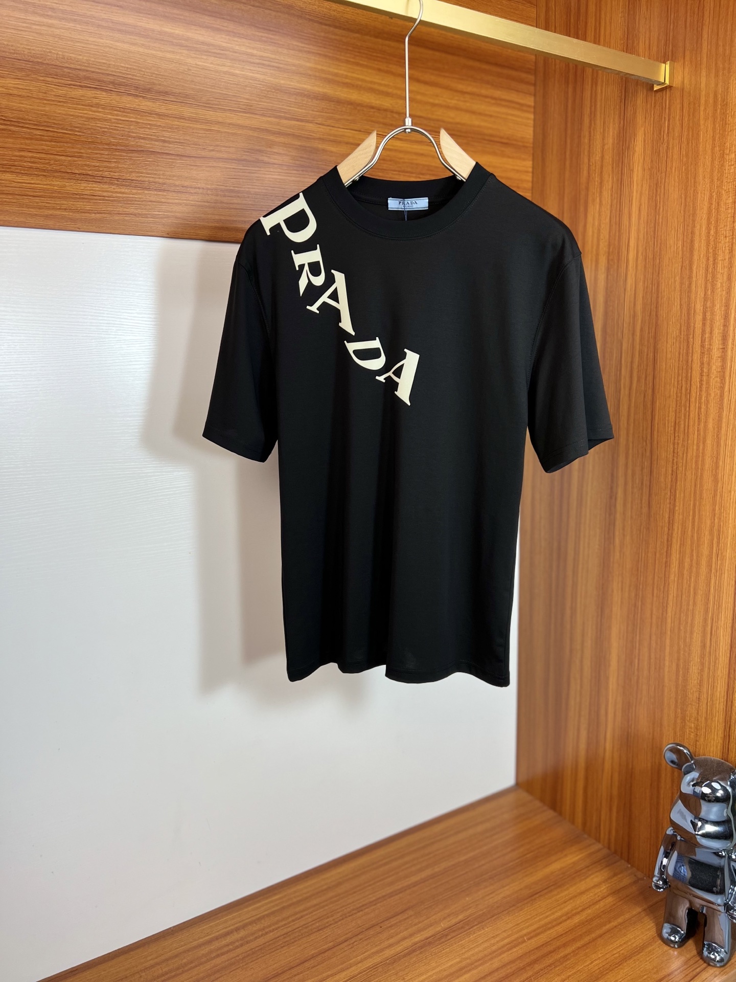 NO:509746,Prada/Prada 2025 spring and summer new products, complete three standards, mercerized cotton short-sleeved T-shirts. Don’t need to introduce too much good products. Look at the details. Counter code M-XXXL 175/140 Suggestions,,prada,prada,T-shirt,tees,t-shirt,alexander wang19860909Prada/普拉达 2025春夏新品 三标齐全 丝光棉短袖T恤 好货不用过多介绍 看细节 专柜码数M-XXXL 175/140建议L,,prada,prada,T-shirt,tees，t-shirt,alexander wang,Men's clothing
