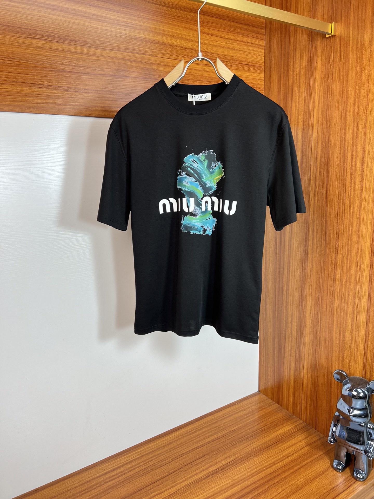 NO:509747,MiuMiu 2025 spring and summer new product, complete three standards, mercerized cotton short-sleeved T-shirt. Don’t need to introduce too much good products. Look at the details. Counter code M-XXXL 175/140 Suggestions,,miumiu,T-shirt,tees,t-shirt,alexander wang19860909MiuMiu 2025春夏新品 三标齐全 丝光棉短袖T恤 好货不用过多介绍 看细节 专柜码数M-XXXL 175/140建议L,,miumiu,T-shirt,tees，t-shirt,alexander wang,Men's clothing