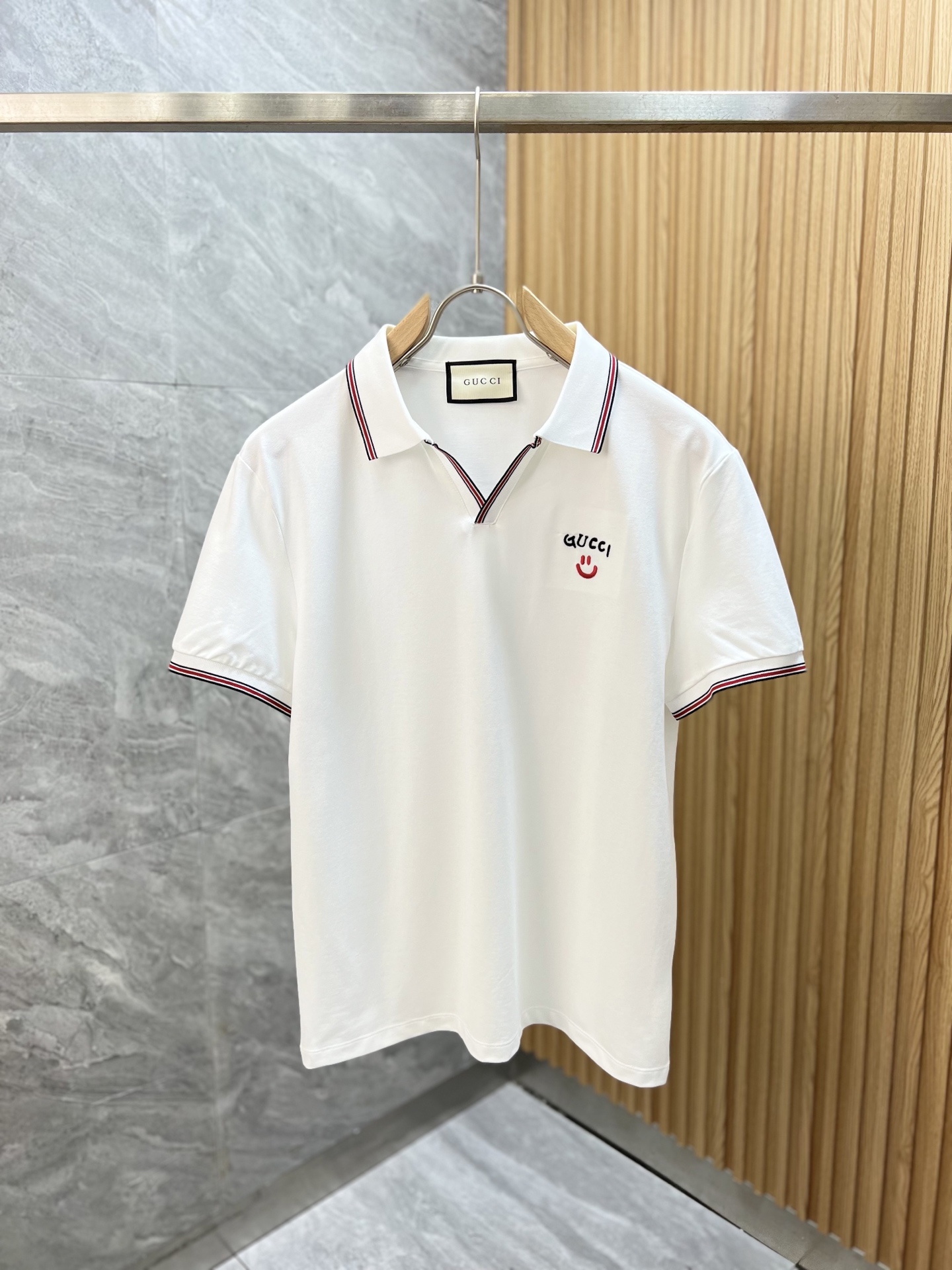 NO:521685,Gucci/Gucci 2025 spring and summer new product, complete three standards, lapel short-sleeved polo shirt, good products do not need to be introduced too much, look at the details, counter number M-XXXL /140 suggestions L,,gucci, T-shirt, alexander wang19860909Gucci/古奇 2025春夏新品 三标齐全 翻领短袖polo衫 好货不用过多介绍 看细节 专柜码数M-XXXL /140建议L,,gucci,T-shirt,alexander wang,Men's clothing