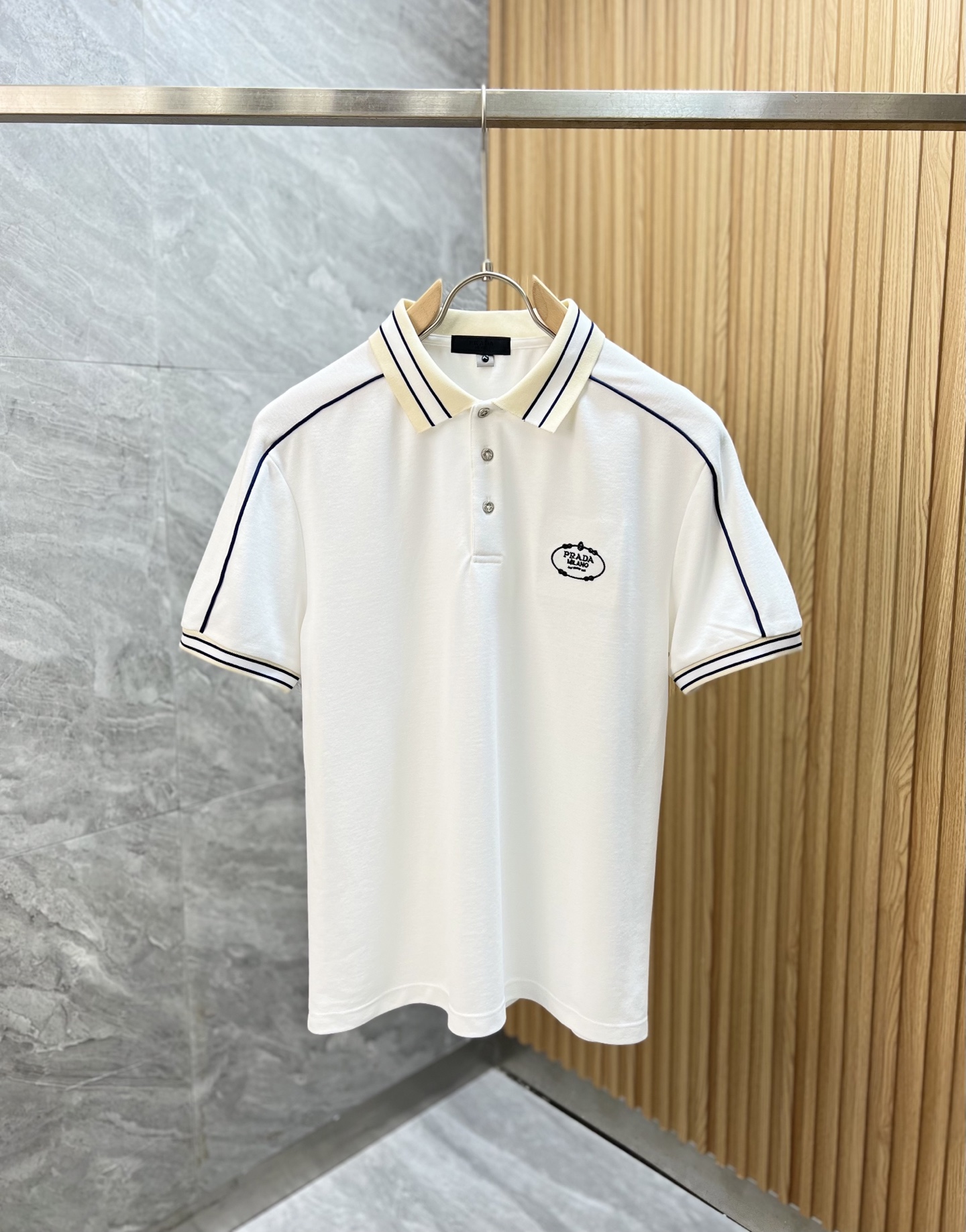 NO:521688,Prada/Prada 2025 spring and summer new product, complete three standards, lapel short-sleeved polo shirt, good products do not need to be introduced too much, look at the details, counter number M-XXXL /140 suggestions L,,prada,prada,T-shirt,alexander wang19860909Prada/普拉达 2025春夏新品 三标齐全 翻领短袖polo衫 好货不用过多介绍 看细节 专柜码数M-XXXL /140建议L,,prada,prada,T-shirt,alexander wang,Men's clothing
