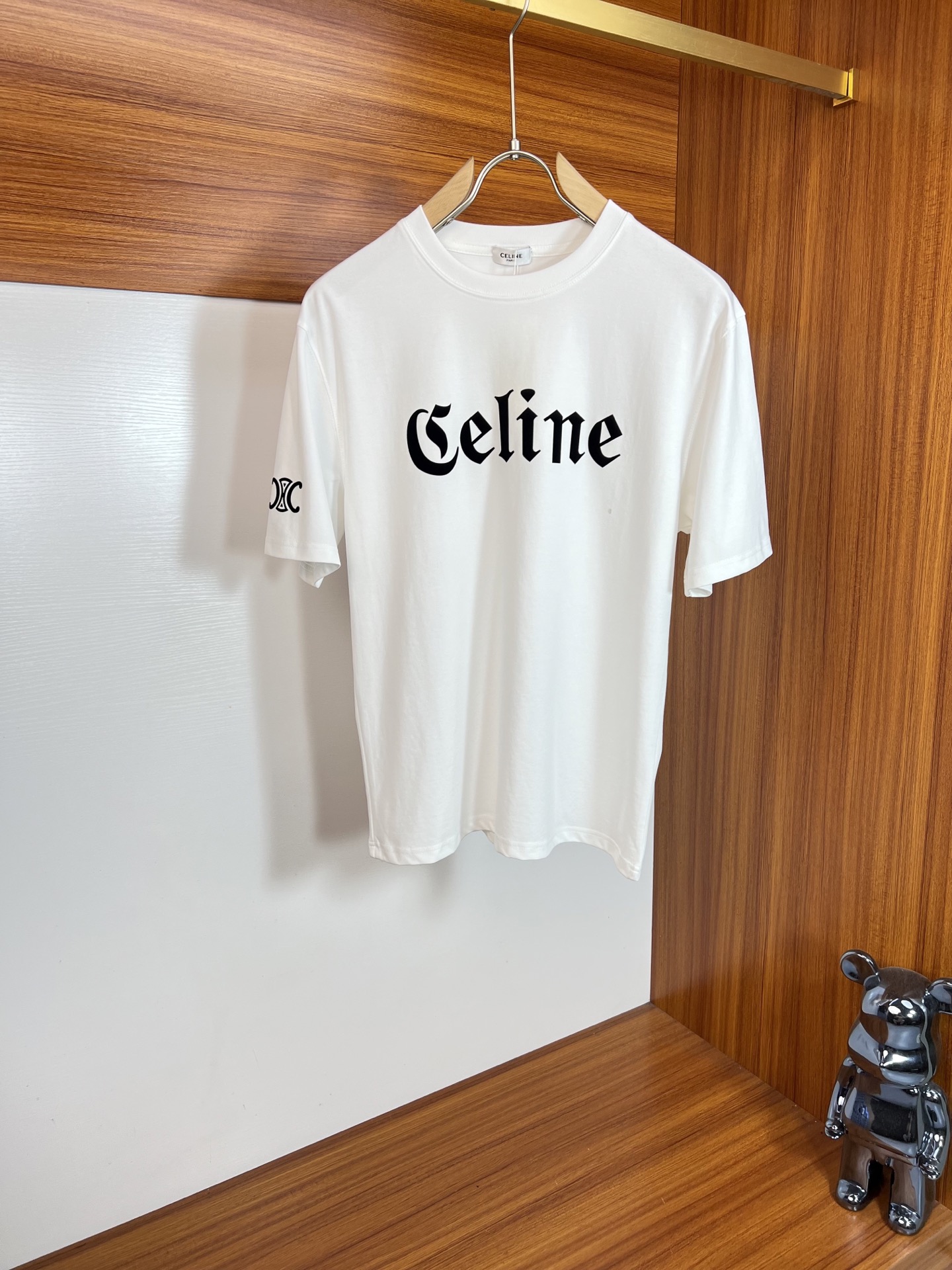 NO:502026,Celine/Celine 2025 spring and summer new products, complete three standards, mercerized cotton short-sleeved T-shirts. Don’t need to introduce too much good products. Look at the details. Counter code M-XXXL /140 suggestions L, celine, celine, T-shirt, tees, t-shirt, alexander wang19860909Celine/赛琳 2025春夏新品 三标齐全 丝光棉短袖T恤 好货不用过多介绍 看细节 专柜码数M-XXXL /140建议L,,celine,celine,T-shirt,tees，t-shirt,alexander wang,Men's clothing