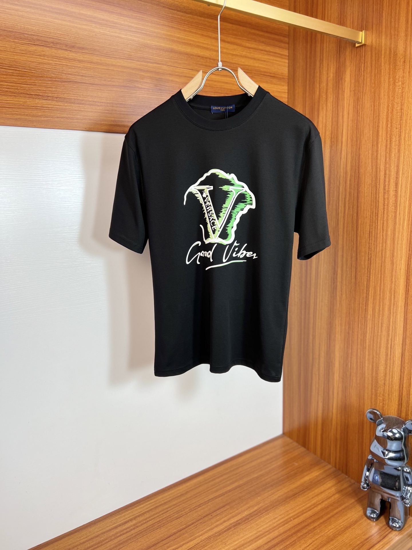 NO:159915,Versace/Versace New Spring and Summer Products Complete Three Standards Mercerized Cotton Short-sleeved T-shirts Don't need to introduce too much good products Look at the details Counter code M-XXXL 175/140 Suggestions L, versace, versace, T-shirt, tees, t-shirt, alexander wang19860909Versace/范思哲 春夏新品 三标齐全 丝光棉短袖T恤 好货不用过多介绍 看细节 专柜码数M-XXXL 175/140建议L,,versace,versace,T-shirt,tees，t-shirt,alexander wang,Men's clothing