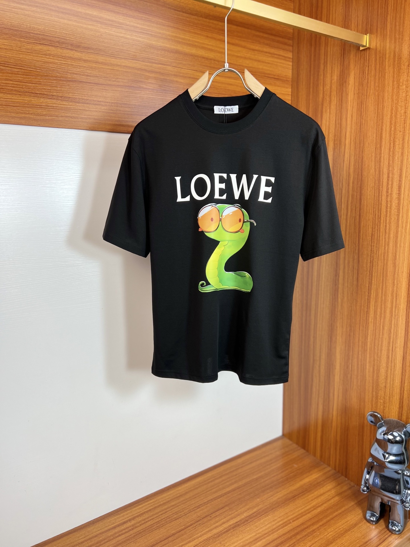 NO:498942,Loewe/Luo Yiwei 2025 spring and summer new product, complete three standards, mercerized cotton short-sleeved T-shirt. Don’t need to introduce too much good products. Look at the details. Counter code M-XXXL /140 suggestions L,,loewe,loewe,T-shirt,tees,t-shirt,alexander wang19860909Loewe/罗意威 2025春夏新品 三标齐全 丝光棉短袖T恤 好货不用过多介绍 看细节 专柜码数M-XXXL /140建议L,,loewe,loewe,T-shirt,tees，t-shirt,alexander wang,Men's clothing