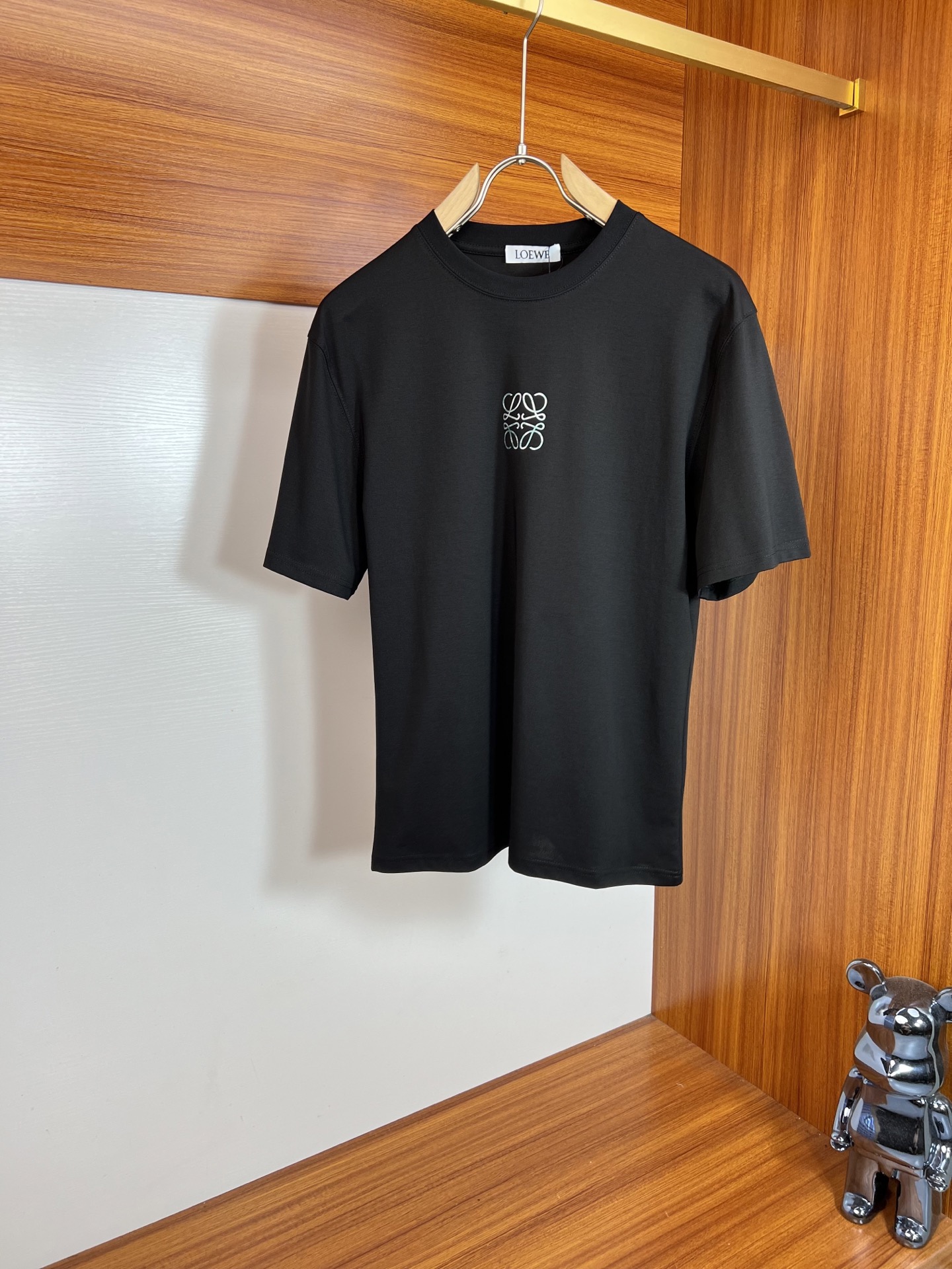 NO:482895,Loewe/Luo Yiwei 2025 spring and summer new product, complete three standards, mercerized cotton short-sleeved T-shirt. Don’t need to introduce too much good products. Look at the details. Counter code M-XXXL 175/140 Suggestions,,loewe,loewe,T-shirt,tees,t-shirt,alexander wang19860909Loewe/罗意威 2025春夏新品 三标齐全 丝光棉短袖T恤 好货不用过多介绍 看细节 专柜码数M-XXXL 175/140建议L,,loewe,loewe,T-shirt,tees，t-shirt,alexander wang,Men's clothing
