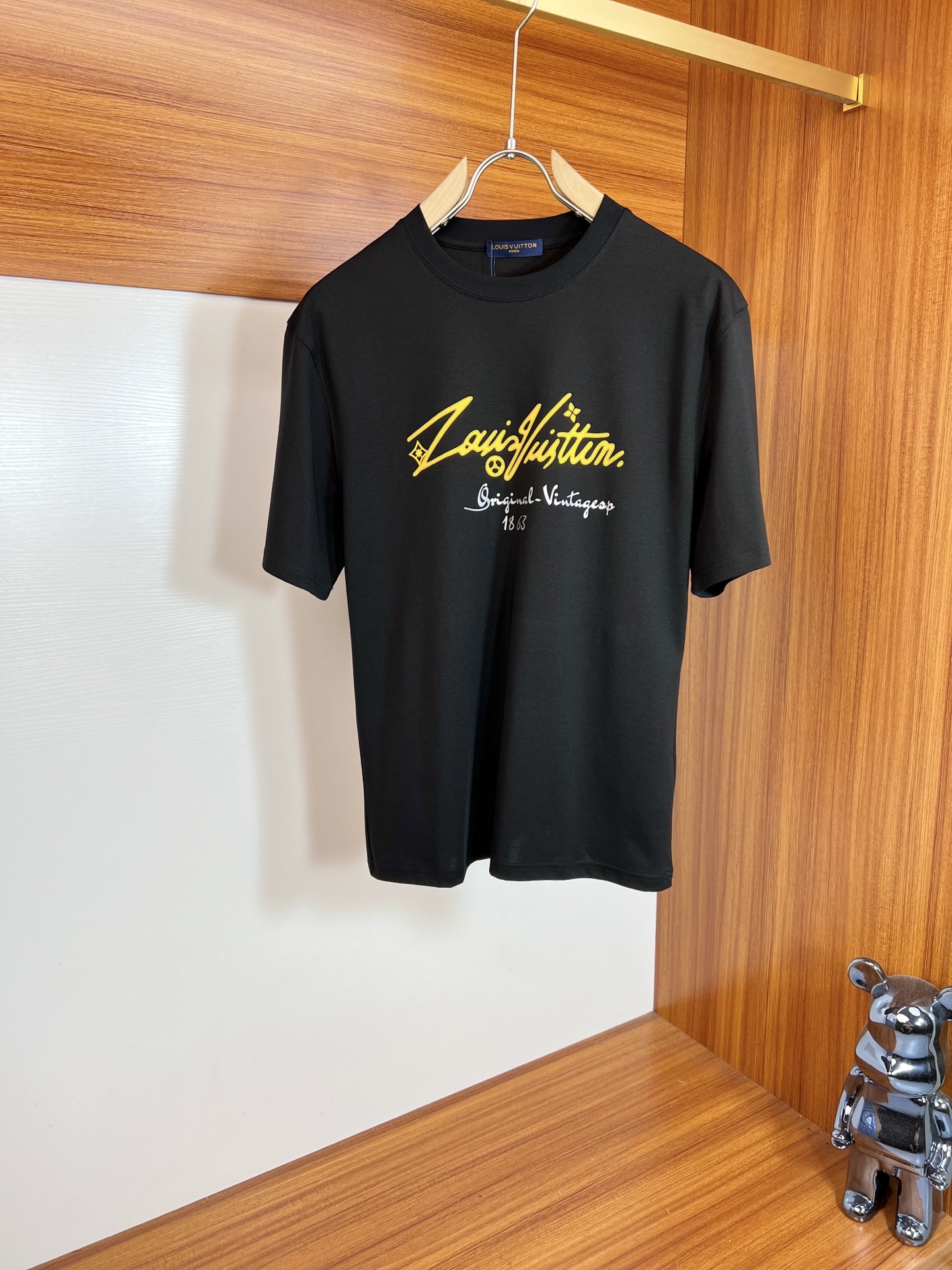 NO:450275,LV/Louis Vuitton 2025 Spring and Summer New Products, Complete Three Standards, Mercerized Cotton Short-Sleeve T-shirts, Don’t need to introduce too much good products, look at the details, counter code M-XXXL /140 Suggestions, L, louis vuitton, louis vuitton, T-shirt,tees, t-shirt,alexander wang19860909LV/路易威登 2025春夏新品 三标齐全 丝光棉短袖T恤 好货不用过多介绍 看细节 专柜码数M-XXXL /140建议L,,louis vuitton,louis vuitton,T-shirt,tees，t-shirt,alexander wang,Men's clothing