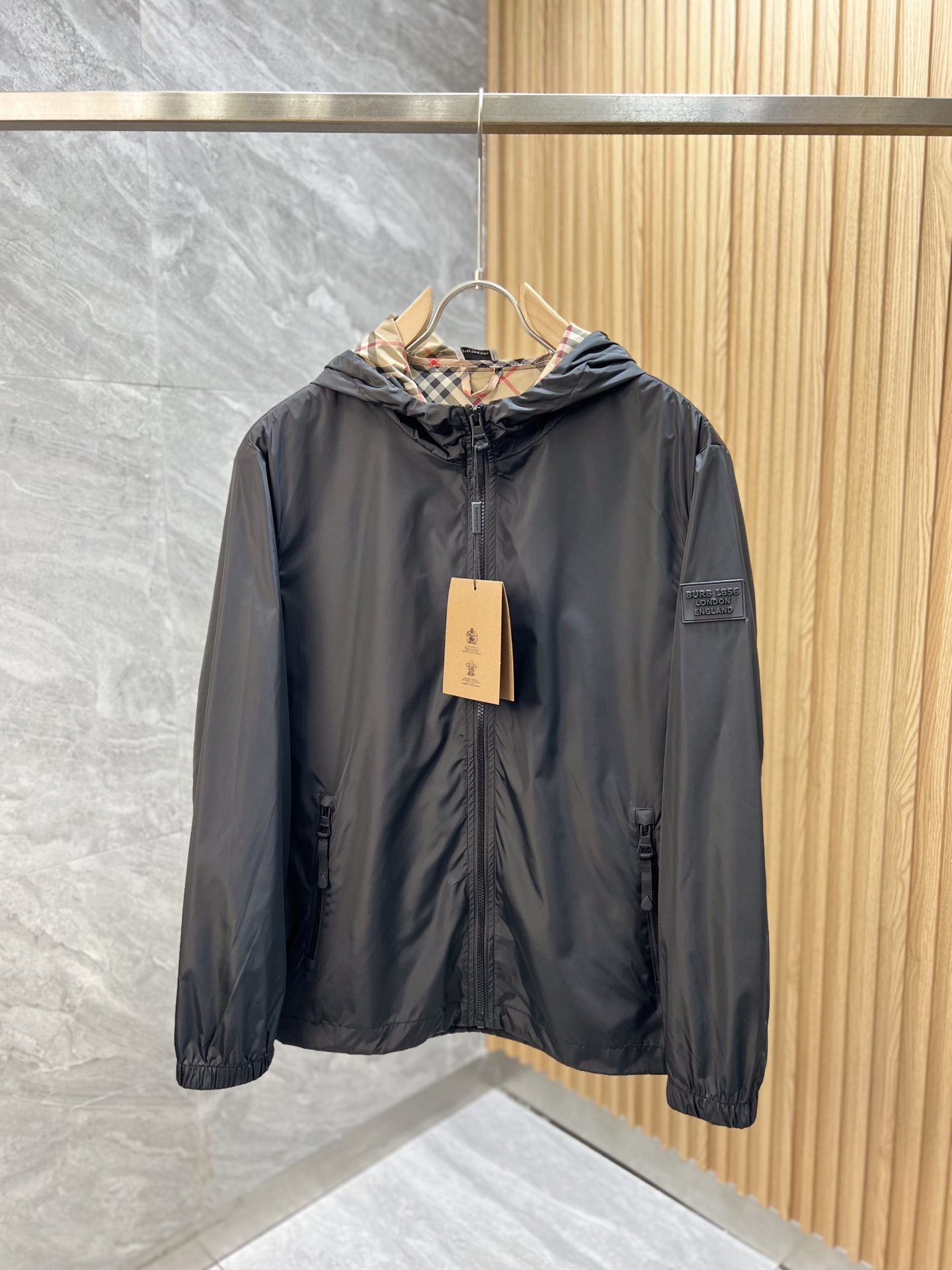NO:491334,Burberry/Burberry 2025 Spring and Summer New Products, Complete Three Standards, Thin Jacket Jacket, Flip-up Clothing, Don't need to introduce too much good products, Look at the details, Counter code M-XXXL /140 upper body L,,burberry,burberry,jackets & coats,jackets & coats,alexander wang19860909Burberry/巴宝莉 2025春夏新品 三标齐全 冲锋衣薄款夹克外套 翻晒服 好货不用过多介绍 看细节 专柜码数M-XXXL /140上身L,,burberry,burberry,jackets & coats,jackets & coats,alexander wang,Men's clothing