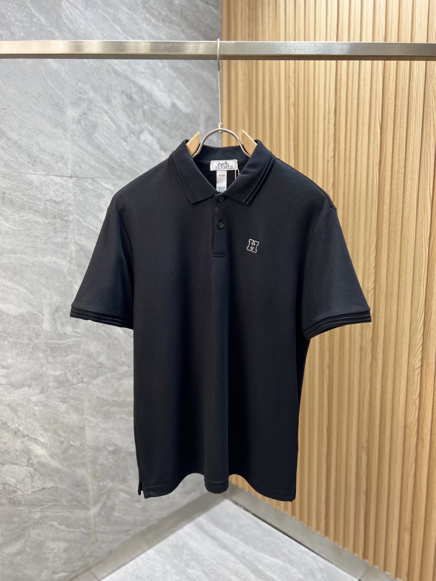 NO:161470,Hermes/Hermes 2025 new spring and summer products are available, complete three standards, lapel short-sleeved POLO shirt, no need to introduce too much good products, look at the details, counter number M-XXXXL 175/140 Suggestions,,,hermes,hermes,T-shirt,alexander wang19860909Hermes/爱马仕 2025年春夏新品上新 三标齐全 翻领短袖POLO衫 好货不用过多介绍 看细节 专柜码数M-XXXXL 175/140建议L,,,hermes,hermes,T-shirt,alexander wang,Men's clothing