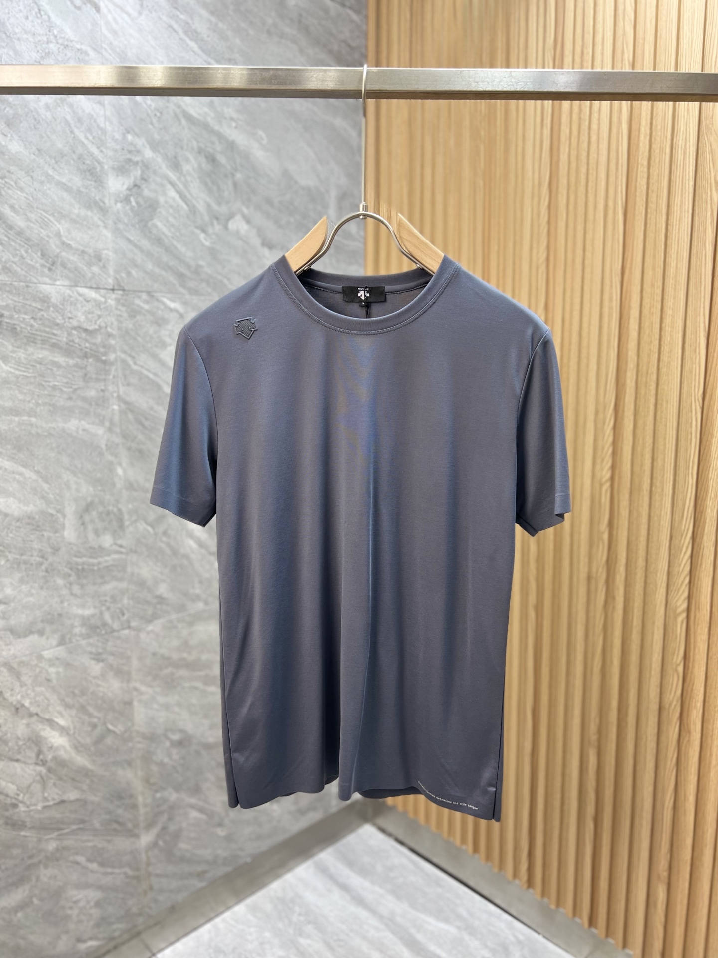 NO:161472,/Disante 2025 spring and summer new products are available, complete three standards, mercerized cotton round neck short-sleeved T-shirt. Don’t need to introduce too much good products. Look at the details. Counter code M-XXXL 175/140 Suggestions L,,,T-shirt,tees,t-shirt,alexander wang19860909/迪桑特 2025年春夏新品上新 三标齐全 丝光棉圆领短袖T恤 好货不用过多介绍 看细节 专柜码数M-XXXL 175/140建议L,,,T-shirt,tees，t-shirt,alexander wang,Men's clothing