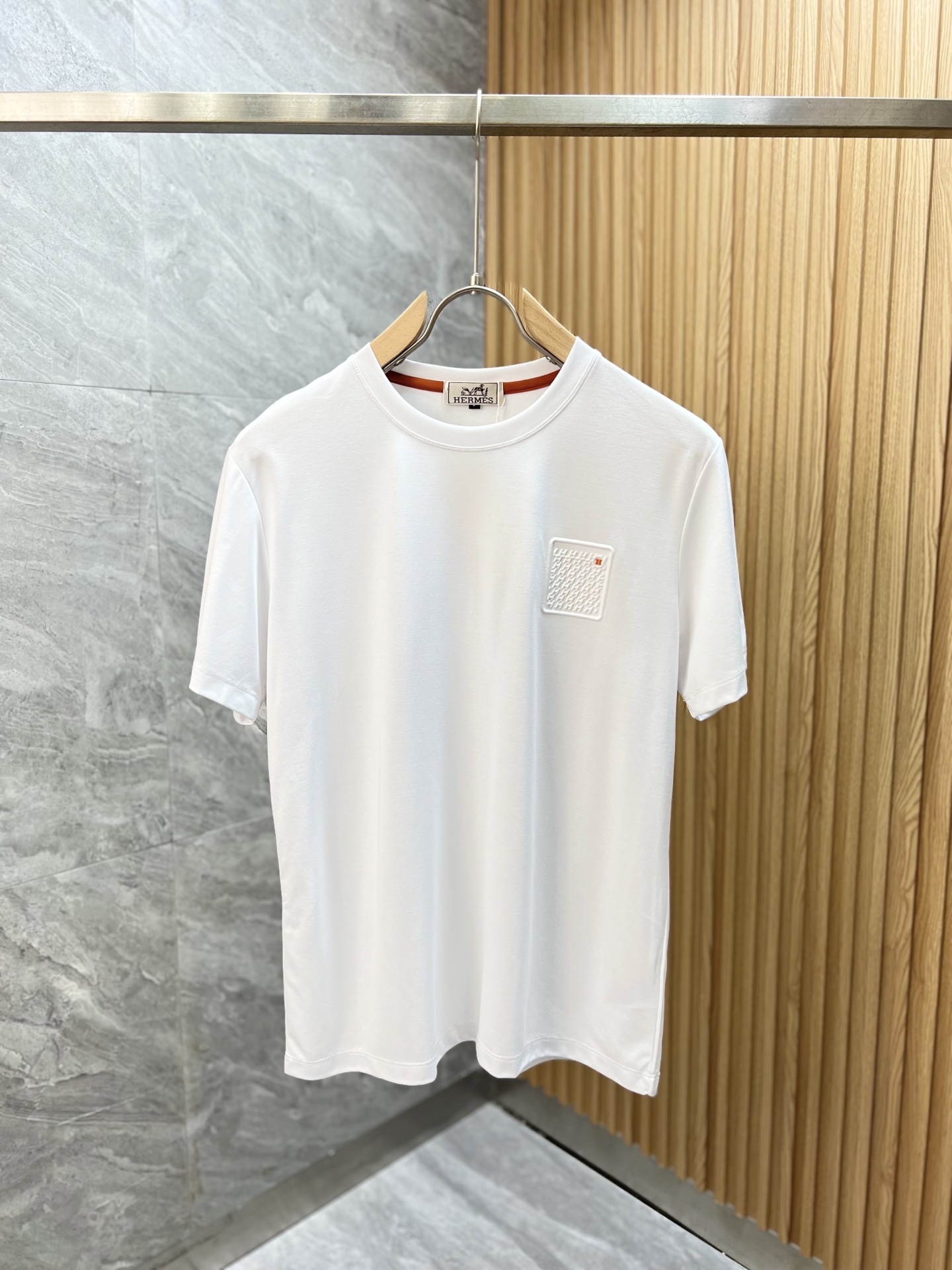NO:161476,Hermes/Hermes 2025 spring and summer new products are available, three standards are complete, mercerized cotton round neck short-sleeved T-shirt, good products do not need to be introduced too much, look at the details, counter number M-XXXL 175/140 Suggestions,,,hermes,hermes,T-shirt,tees,t-shirt,alexander wang19860909Hermes/爱马仕 2025年春夏新品上新 三标齐全 丝光棉圆领短袖T恤 好货不用过多介绍 看细节 专柜码数M-XXXL 175/140建议L,,,hermes,hermes,T-shirt,tees，t-shirt,alexander wang,Men's clothing
