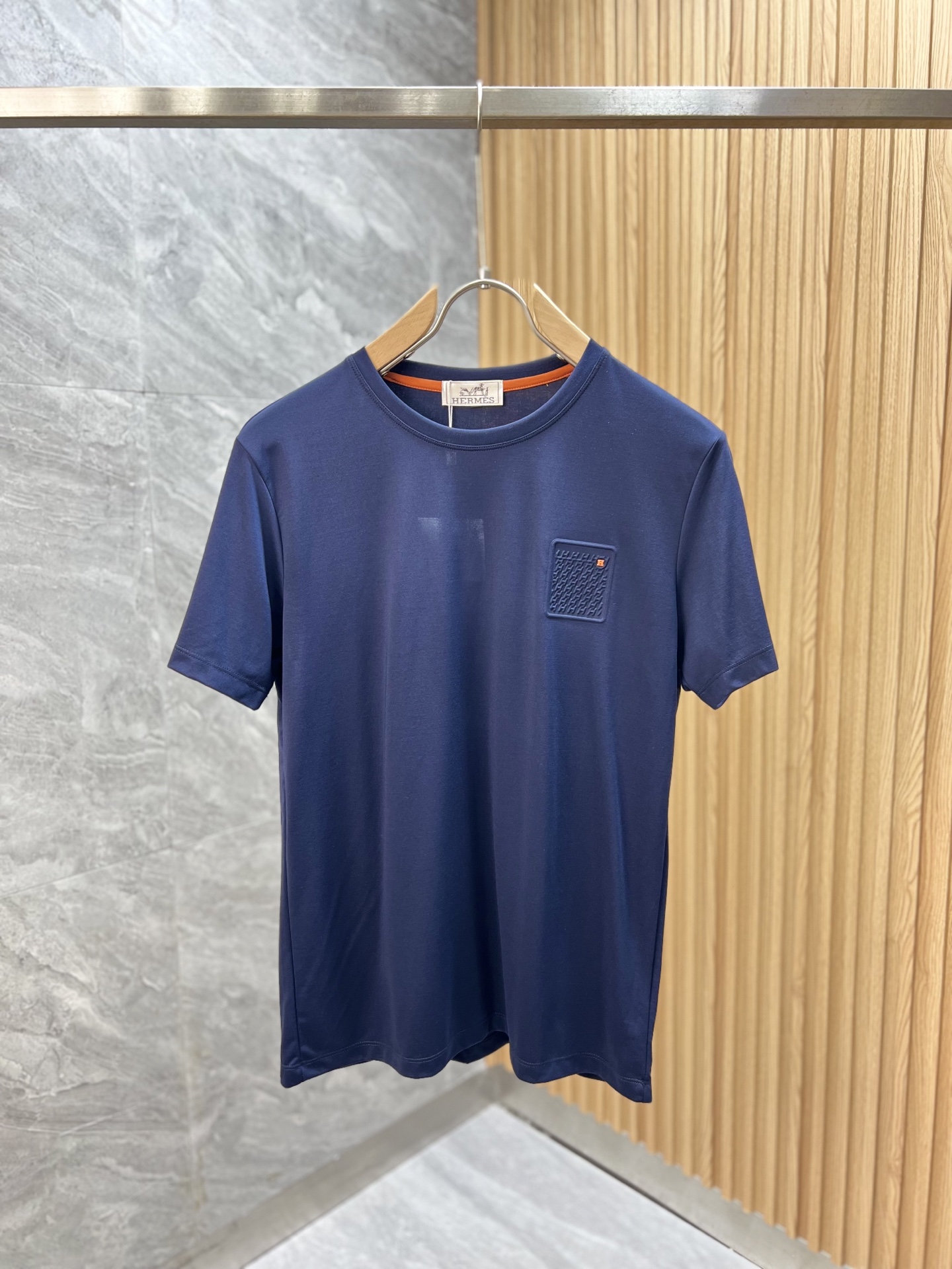 NO:161478,Hermes/Hermes 2025 spring and summer new products are available, three standards are complete, mercerized cotton round neck short-sleeved T-shirt, good products do not need to be introduced too much, look at the details, counter number M-XXXL 175/140 Suggestions,,,hermes,hermes,T-shirt,tees,t-shirt,alexander wang19860909Hermes/爱马仕 2025年春夏新品上新 三标齐全 丝光棉圆领短袖T恤 好货不用过多介绍 看细节 专柜码数M-XXXL 175/140建议L,,,hermes,hermes,T-shirt,tees，t-shirt,alexander wang,Men's clothing