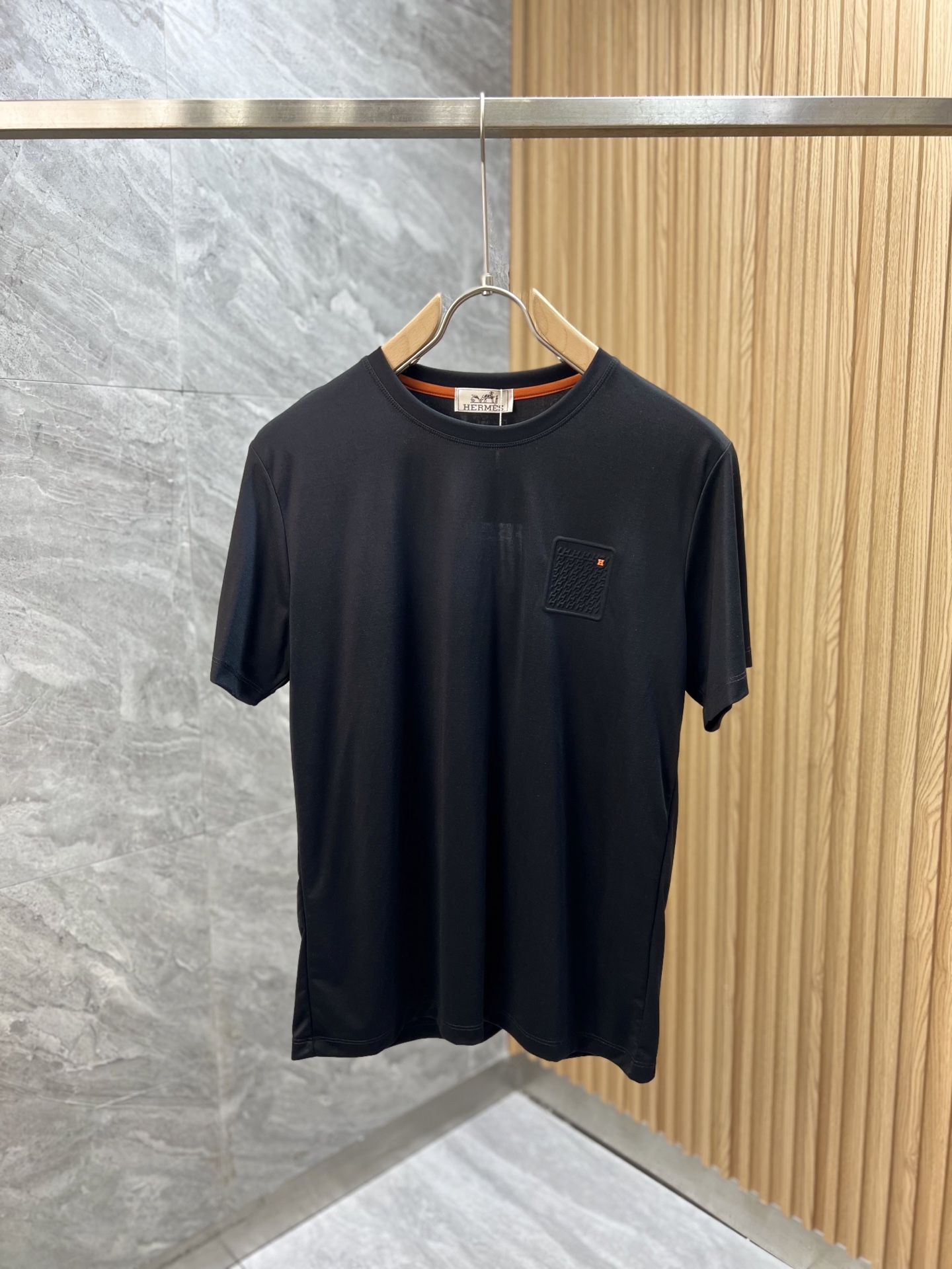 NO:161480,Hermes/Hermes 2025 spring and summer new products are available, three standards are complete, mercerized cotton round neck short-sleeved T-shirt, good products do not need to be introduced too much, look at the details, counter number M-XXXL 175/140 Suggestions,,,hermes,hermes,T-shirt,tees,t-shirt,alexander wang19860909Hermes/爱马仕 2025年春夏新品上新 三标齐全 丝光棉圆领短袖T恤 好货不用过多介绍 看细节 专柜码数M-XXXL 175/140建议L,,,hermes,hermes,T-shirt,tees，t-shirt,alexander wang,Men's clothing