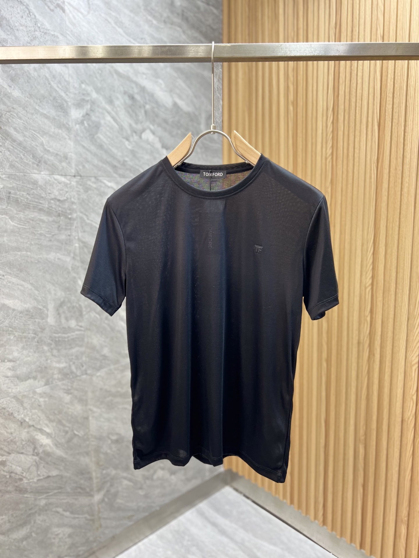 NO:161482,TF 2025 Spring and Summer New Products are available, with three standards, mercerized cotton round neck short-sleeved T-shirts. Don’t need to introduce too much good products. Look at the details. Counter code M-XXXL 175/140 Suggestions,,,tom ford,T-shirt,tees,t-shirt,alexander wang19860909TF 2025年春夏新品上新 三标齐全 丝光棉圆领短袖T恤 好货不用过多介绍 看细节 专柜码数M-XXXL 175/140建议L,,,tom ford,T-shirt,tees，t-shirt,alexander wang,Men's clothing