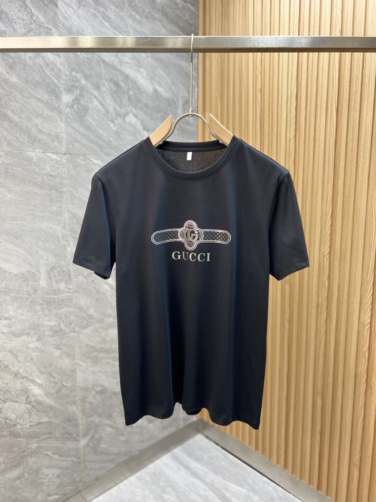 NO:161483,Gucci/Gucci New products for spring and summer 2025 are available in new products, complete three standards, mercerized cotton round neck short-sleeved T-shirt. Don’t need to introduce too much good products. Look at the details. Counter code M-6XL 175/140. XL slim fit style, gucci, T-shirt,tees, t-shirt,alexander wang19860909Gucci/古奇 2025年春夏新品上新 三标齐全 丝光棉圆领短袖T恤 好货不用过多介绍 看细节 专柜码数M-6XL 175/140建议XL 修身版型,,gucci,T-shirt,tees，t-shirt,alexander wang,Men's clothing