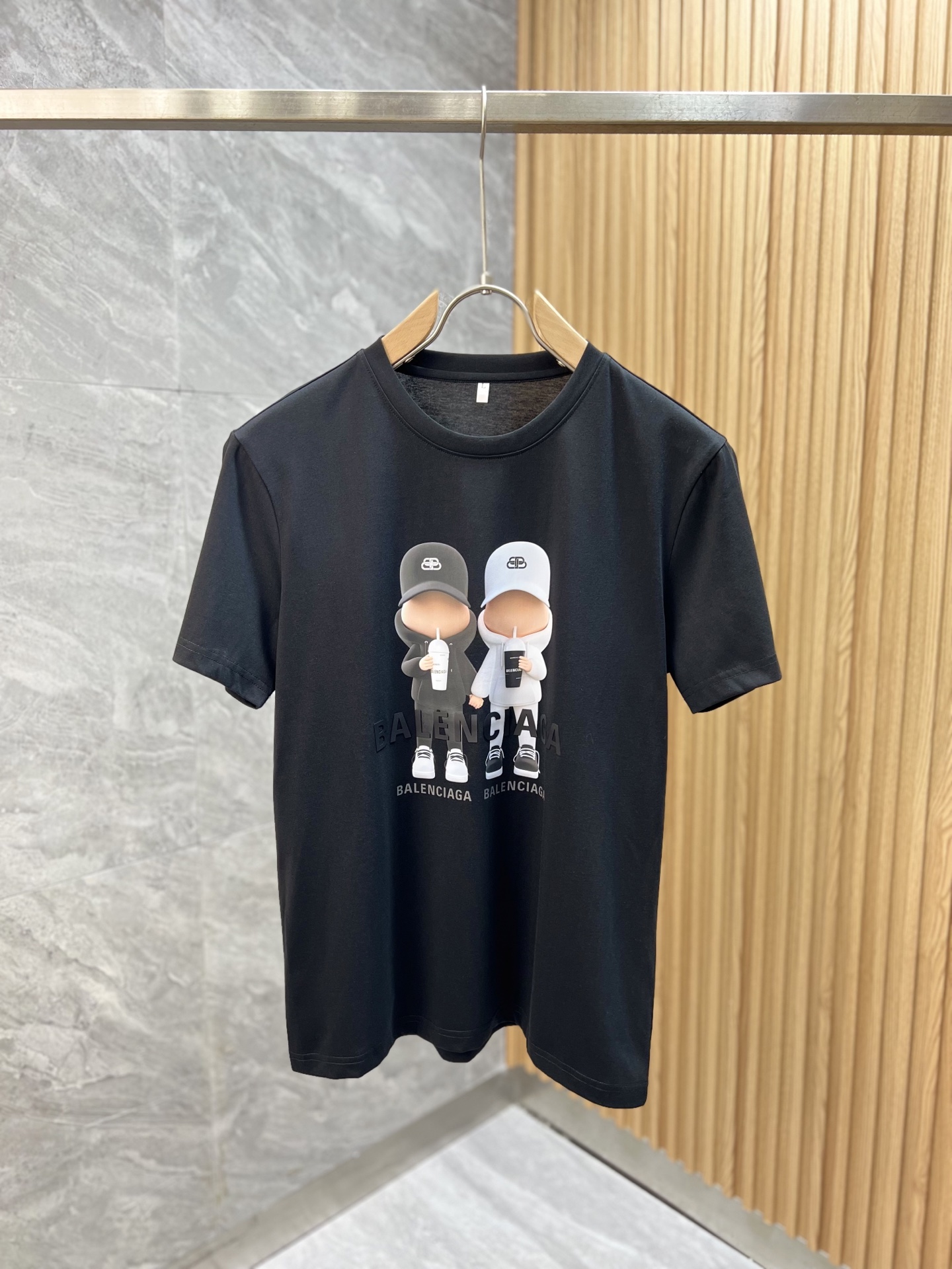 NO:161484,Balenciaga/Balenciaga New products for spring and summer 2025 are available in new products, complete three standards, mercerized cotton round neck short-sleeved T-shirt. Don’t need to introduce too much good products. Look at the details. Counter code M-6XL 175/140. XL slim fit style, ,balenciaga,balenciaga,T-shirt,tees,t-shirt,alexander wang19860909Balenciaga/巴黎世家 2025年春夏新品上新 三标齐全 丝光棉圆领短袖T恤 好货不用过多介绍 看细节 专柜码数M-6XL 175/140建议XL 修身版型,,balenciaga,balenciaga,T-shirt,tees，t-shirt,alexander wang,Men's clothing