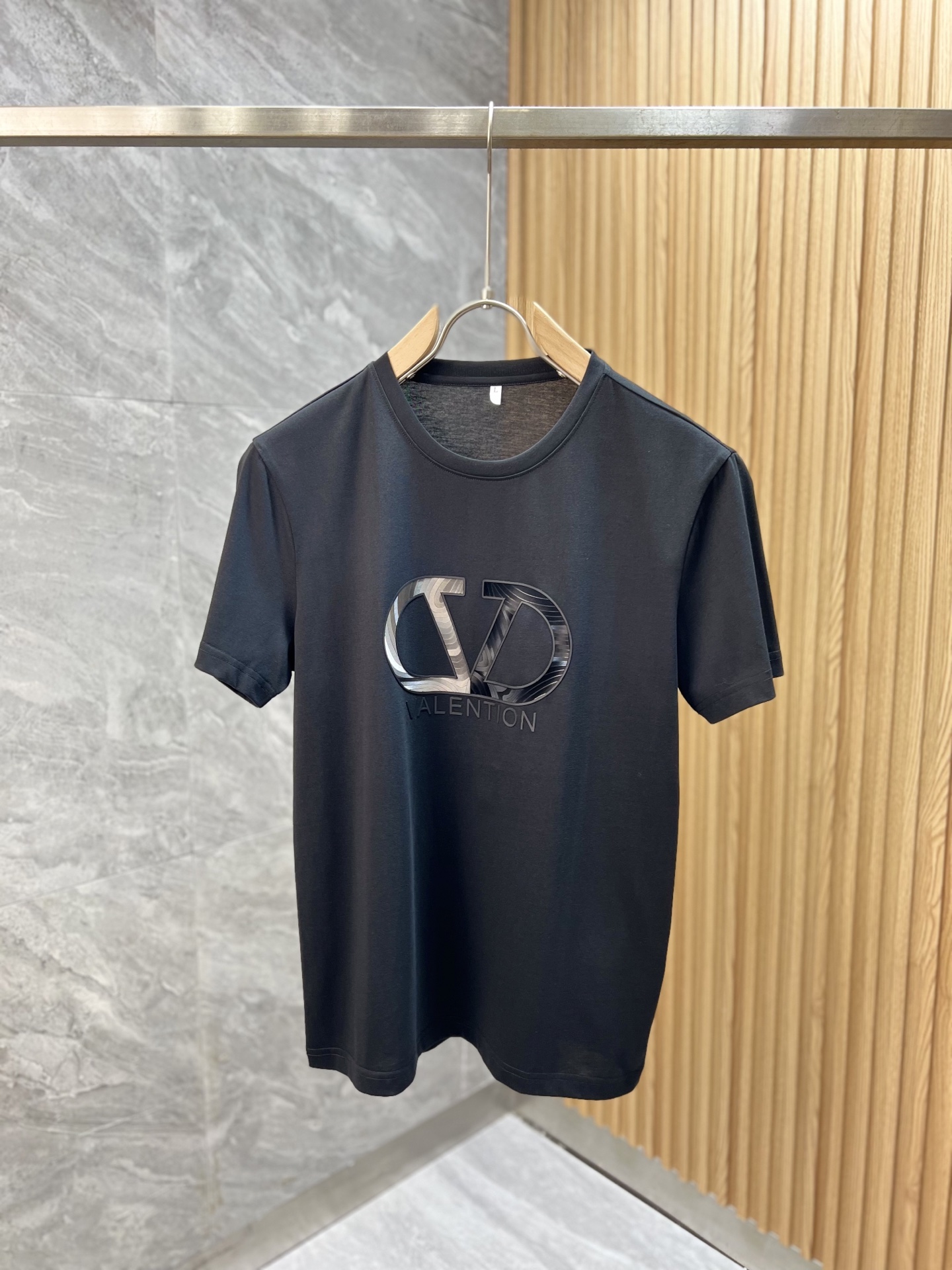 NO:161485,Valentino 2025 new spring and summer products are available in new products, complete three standards, mercerized cotton round neck short-sleeved T-shirt, no need to introduce too much good products, look at the details, counter number M-6XL 175/140 recommended XL slim fit, valentino, T-shirt,tees, t-shirt,alexander wang19860909华伦天奴 2025年春夏新品上新 三标齐全 丝光棉圆领短袖T恤 好货不用过多介绍 看细节 专柜码数M-6XL 175/140建议XL 修身版型,,valentino,T-shirt,tees，t-shirt,alexander wang,Men's clothing