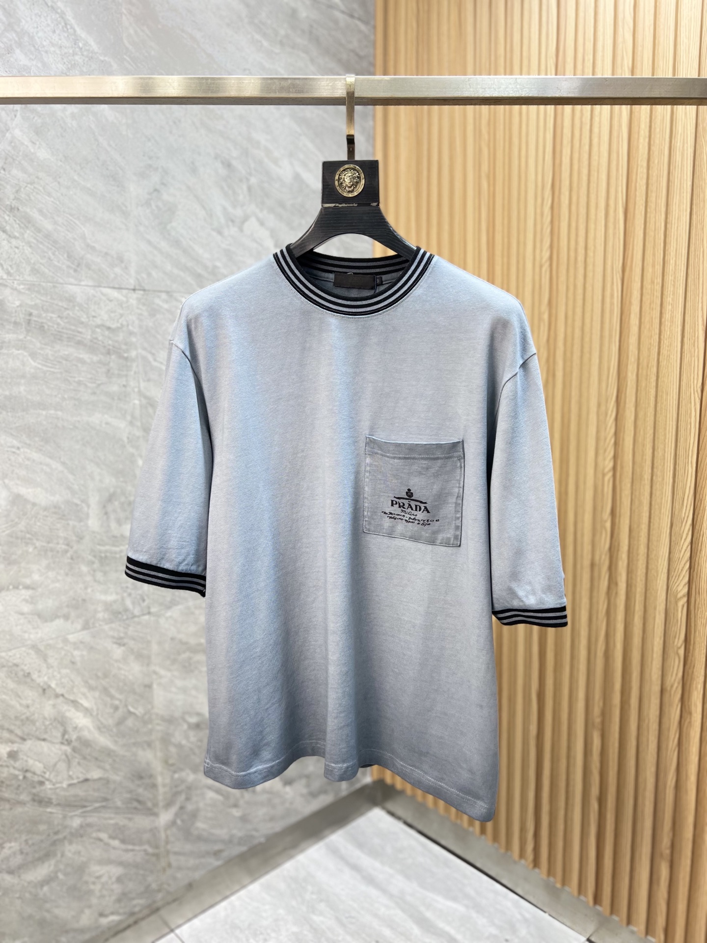 NO:162764,Prada/Prada 2025 new spring and summer products are available in new products, complete three standards, round neck short-sleeved T-shirts, no need to introduce too much good products, look at the details, counter code number S-XXL 175/140 suggestion M,,prada,prada,T-shirt,tees,t-shirt,alexander wang19860909Prada/普拉达 2025年春夏新品上新 三标齐全 圆领短袖T恤 好货不用过多介绍 看细节 专柜码数S-XXL 175/140建议M,,prada,prada,T-shirt,tees，t-shirt,alexander wang,Men's clothing