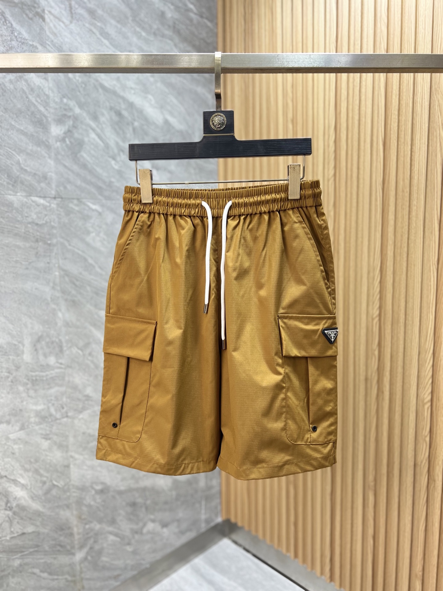 NO:493800,Prada/Prada 2025 Spring and Summer New Products, Complete Three Standards, Five-point Shorts, Good Goods Don't Be Over-Introduction, Look at the Details, Counter Code Number M-3XL / 140 Upper Body L Code,,prada,prada,shorts,alexander Wang19860909Prada/普拉达 2025春夏新品 三标齐全 五分短裤 好货不用过多介绍 看细节 专柜码数M-3XL /140上身L码,,prada,prada,shorts,alexander wang,Men's clothing