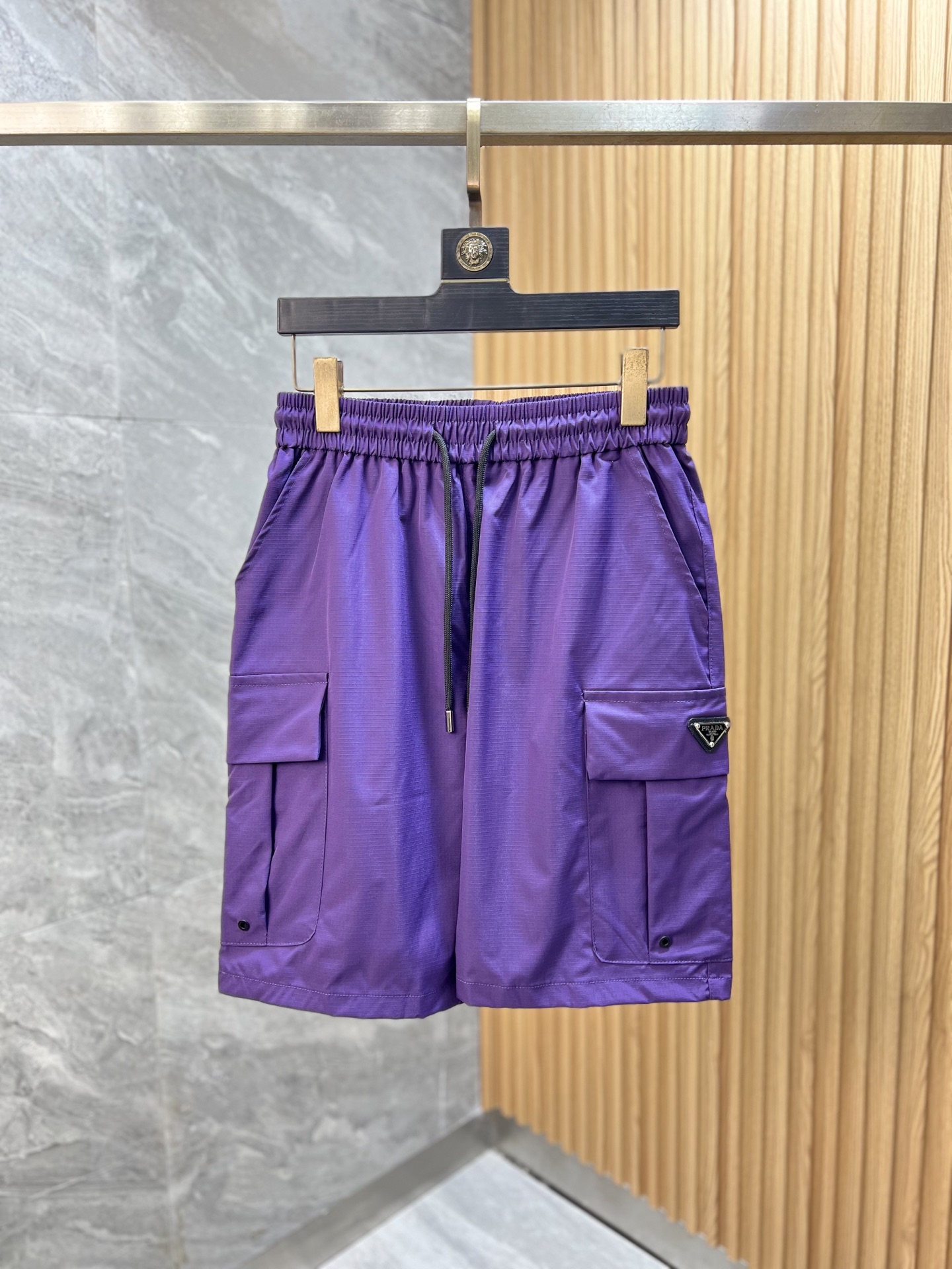 NO:162748,Prada/Prada 2025 Spring and Summer New Products, Complete Three Standards, Five-point Shorts, Good Goods Don't Be Over-Introduction, Look at the Details, Counter Code Number M-4XL 175/140 Upper Body L Code,,prada,prada,shorts,alexander Wang19860909Prada/普拉达 2025春夏新品 三标齐全 五分短裤 好货不用过多介绍 看细节 专柜码数M-4XL 175/140上身L码,,prada,prada,shorts,alexander wang,Men's clothing