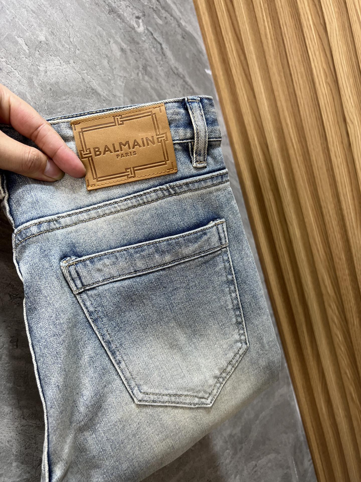 NO:428672,Balmain 2025 Spring and Summer New Products, Complete Three Standards, Jeans, Good Products, Don’t need to introduce too much, look at the details, Counter codes 28-38, 175/140, 32 upper body sizes,,balmain,jeans,alexander wang19860909巴尔曼 2025春夏新品 三标齐全 牛仔裤 好货不用过多介绍 看细节 专柜码数28-38 175/140上身32码,,balmain,jeans,alexander wang,Men's clothing