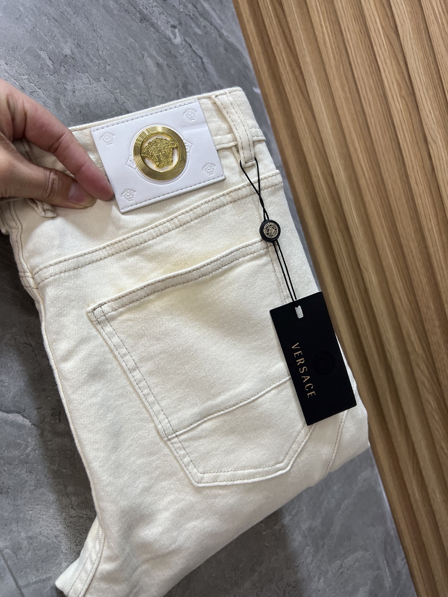 NO:428682,Versace/Versace 2025 Spring and Summer New Products, Complete Three Standards, Jeans, Don’t need to introduce too much good products, look at the details, Counter code 28-38, 175/140, 32 upper body sizes, versace, versace, jeans, alexander wang19860909Versace/范思哲 2025春夏新品 三标齐全 牛仔裤 好货不用过多介绍 看细节 专柜码数28-38 175/140上身32码,,versace,versace,jeans,alexander wang,Men's clothing