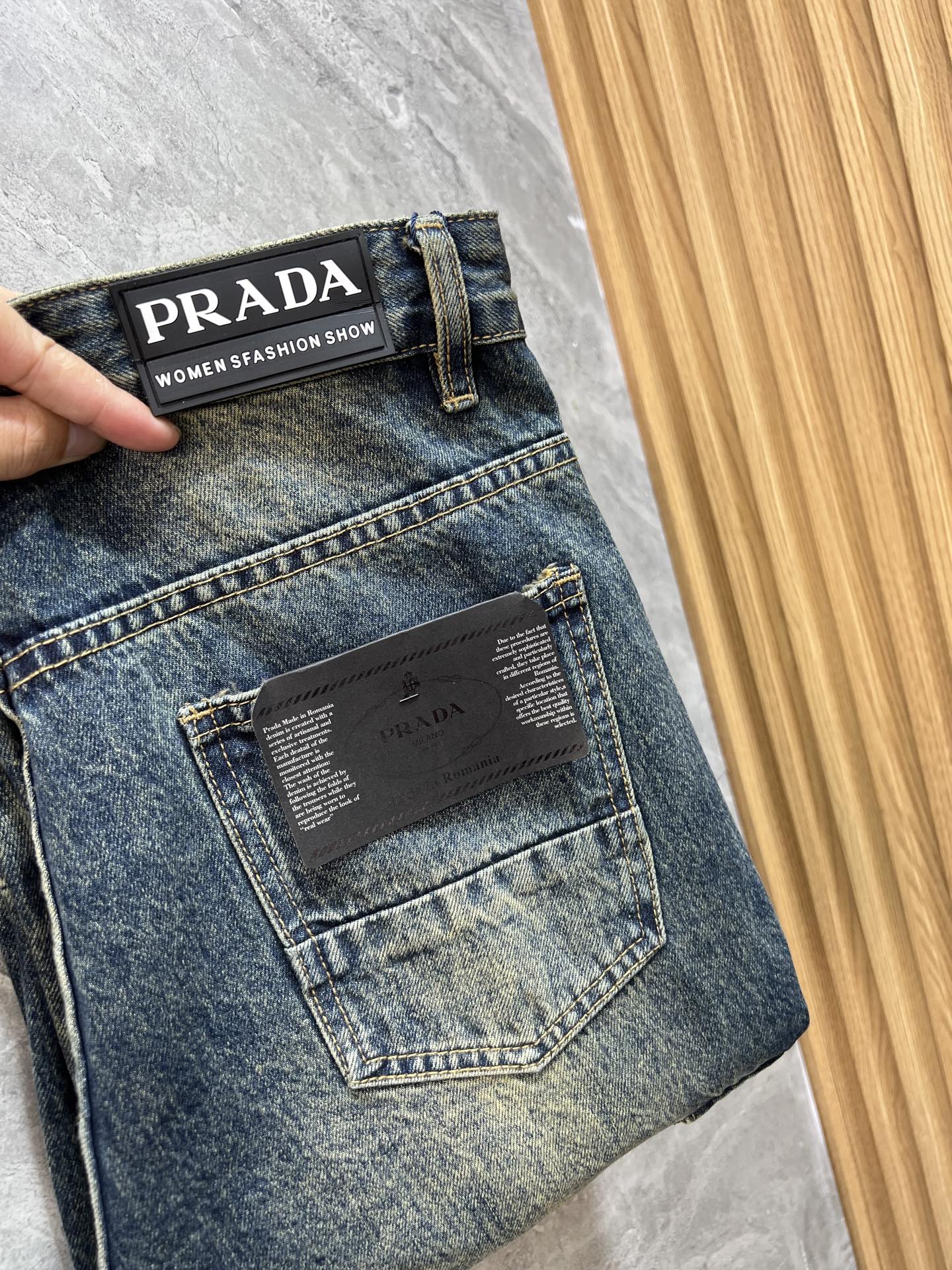 NO:428711,Prada/Prada 2025 Spring and Summer New Products, Complete Three Standards, Jeans, Don’t need to introduce too much good products, look at the details, Counter code number 28-38 175/140 upper body 32 sizes,,prada,prada,jeans,alexander wang19860909Prada/普拉达 2025春夏新品 三标齐全 牛仔裤 好货不用过多介绍 看细节 专柜码数28-38 175/140上身32码,,prada,prada,jeans,alexander wang,Men's clothing