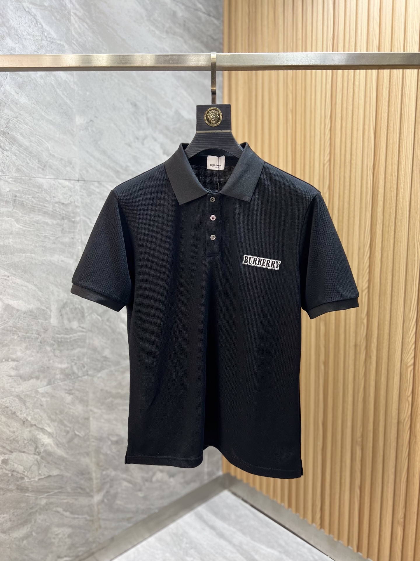 NO:428717,Burberry/Burberry New products for spring and summer 2025 are available in new products, complete three standards, lapel short-sleeved POLO shirt, no need to introduce too much good products, look at the details, counter number M-XXXL 175/140 Suggestions,,,burberry,burberry,T-shirt,alexander wang19860909Burberry/巴宝莉 2025年春夏新品上新 三标齐全 翻领短袖POLO衫 好货不用过多介绍 看细节 专柜码数M-XXXL 175/140建议L,,,burberry,burberry,T-shirt,alexander wang,Men's clothing