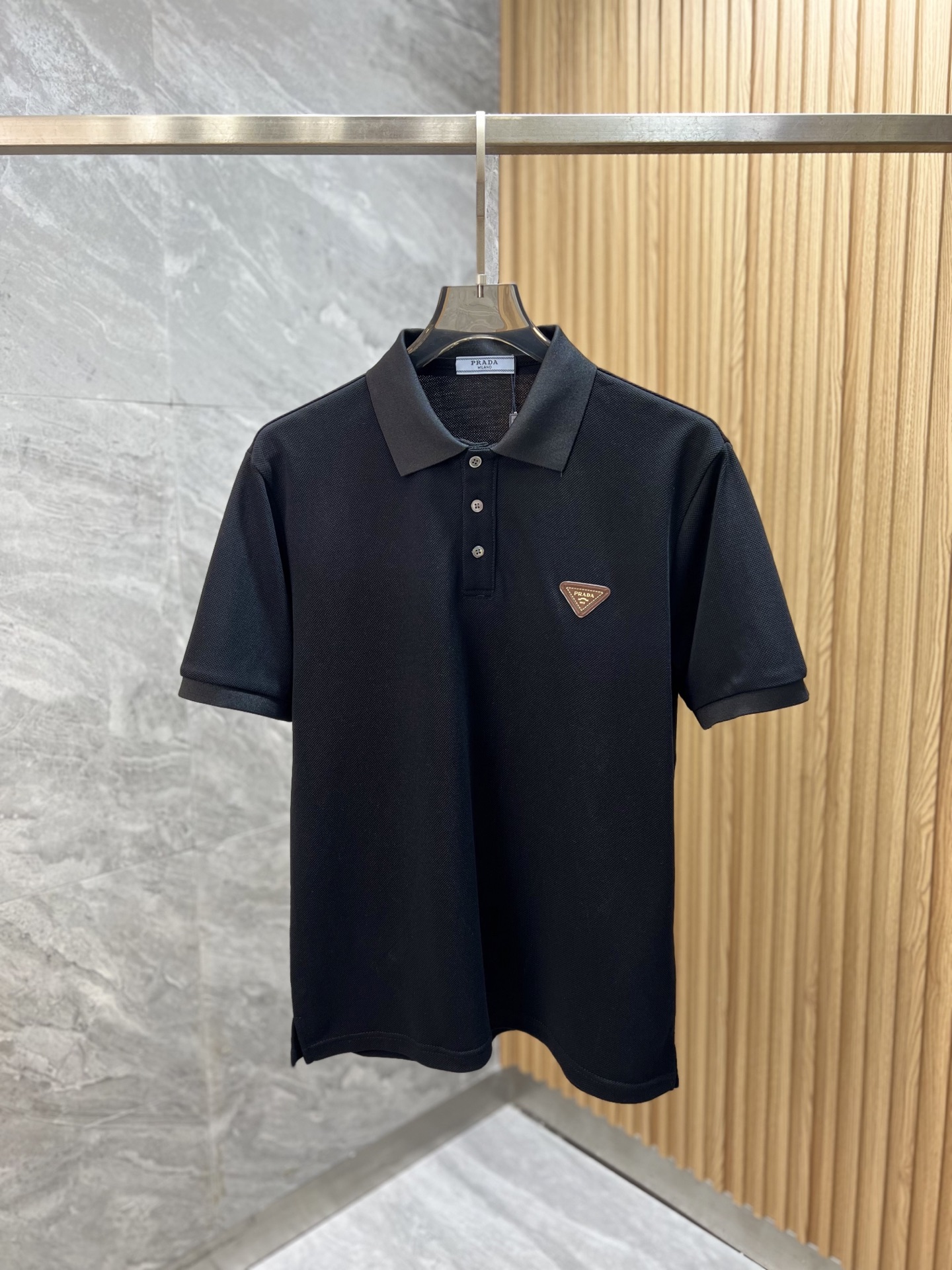 NO:505032,Prada/Prada 2025 new spring and summer products are available, complete three standards, lapel short-sleeved POLO shirt, good products do not need to be introduced too much, look at the details, counter number M-XXXL /140 suggestions L,,,prada,prada,T-shirt,alexander wang19860909Prada/普拉达 2025年春夏新品上新 三标齐全 翻领短袖POLO衫 好货不用过多介绍 看细节 专柜码数M-XXXL /140建议L,,,prada,prada,T-shirt,alexander wang,Men's clothing