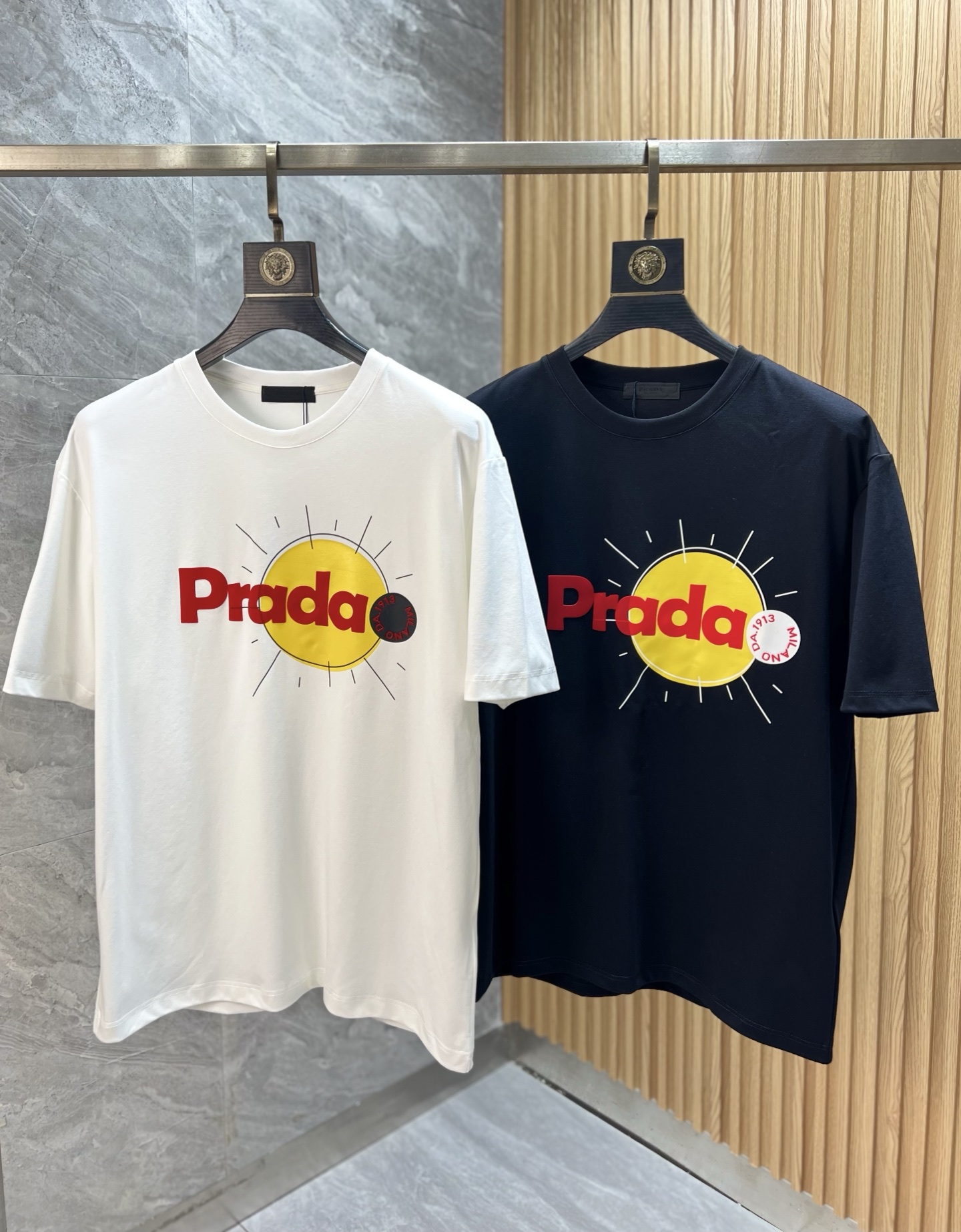NO:507926,Prada/Prada 2025 new spring and summer products are available in new products, complete three standards, round neck short-sleeved T-shirts, good products do not need to be introduced too much, look at the details, counter number M-XXXL 175/140 Suggestions,,prada,prada,T-shirt,tees,t-shirt,alexander wang19860909Prada/普拉达 2025年春夏新品上新 三标齐全 圆领短袖T恤 好货不用过多介绍 看细节 专柜码数M-XXXL 175/140建议L,,prada,prada,T-shirt,tees，t-shirt,alexander wang,Men's clothing