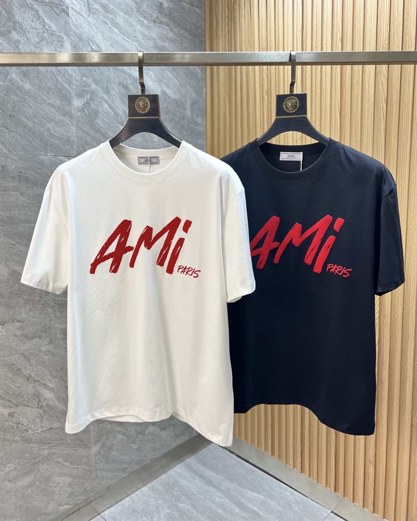 NO:507931,Ami 2025 spring and summer new products are available, complete three standards, round neck short-sleeved T-shirts, no need to introduce too much good products, look at the details, counter number M-XXXL 175/140 Suggestions L,, T-shirt,tees, t-shirt,alexander wang19860909Ami 2025年春夏新品上新 三标齐全 圆领短袖T恤 好货不用过多介绍 看细节 专柜码数M-XXXL 175/140建议L,,T-shirt,tees，t-shirt,alexander wang,Men's clothing