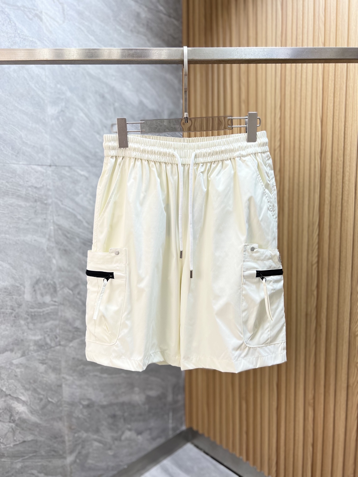NO:493810,Prada/Prada 2025 spring and summer new products, complete three standards, shorts, good products, don’t need to introduce too much, look at the details, counter number M-XXXL /140 upper body suggestions L,,prada,prada, shorts,alexander wang19860909Prada/普拉达 2025春夏新品 三标齐全 短裤 好货不用过多介绍 看细节 专柜码数M-XXXL /140上身建议L,,prada,prada,shorts,alexander wang,Men's clothing