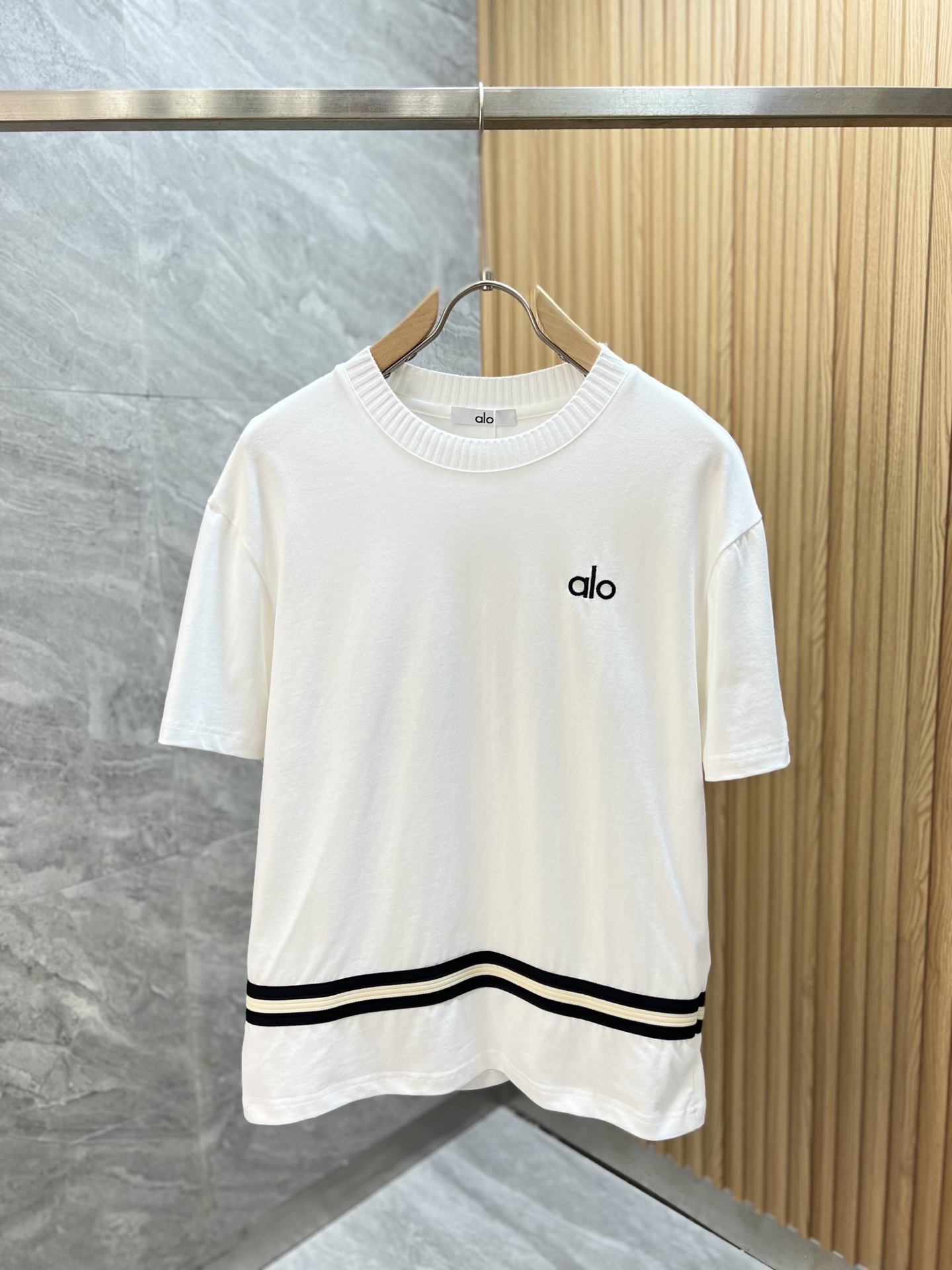 NO:491375,alo 2025 spring and summer new products are available, complete three standards, round neck short-sleeved T-shirt, no need to introduce too much good products, look at the details, counter number M-XXXL /140 suggestions L,, T-shirt,tees, t-shirt,alexander wang19860909alo 2025年春夏新品上新 三标齐全 圆领短袖T恤 好货不用过多介绍 看细节 专柜码数M-XXXL /140建议L,,T-shirt,tees，t-shirt,alexander wang,Men's clothing