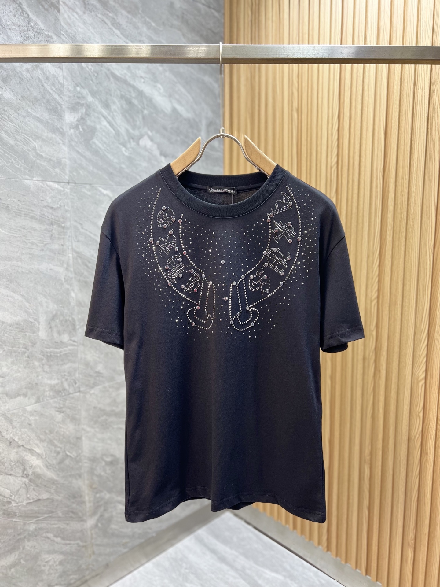 NO:491367,Croxin 2025 new spring and summer products are available, complete three standards, round neck short-sleeved T-shirts, good products do not need to be introduced too much, look at the details, counter number M-XXXL /140 suggestions L,,chrome hearts, T-shirt,tees, t-shirt,alexander wang19860909克罗心 2025年春夏新品上新 三标齐全 圆领短袖T恤 好货不用过多介绍 看细节 专柜码数M-XXXL /140建议L,,chrome hearts,T-shirt,tees，t-shirt,alexander wang,Men's clothing