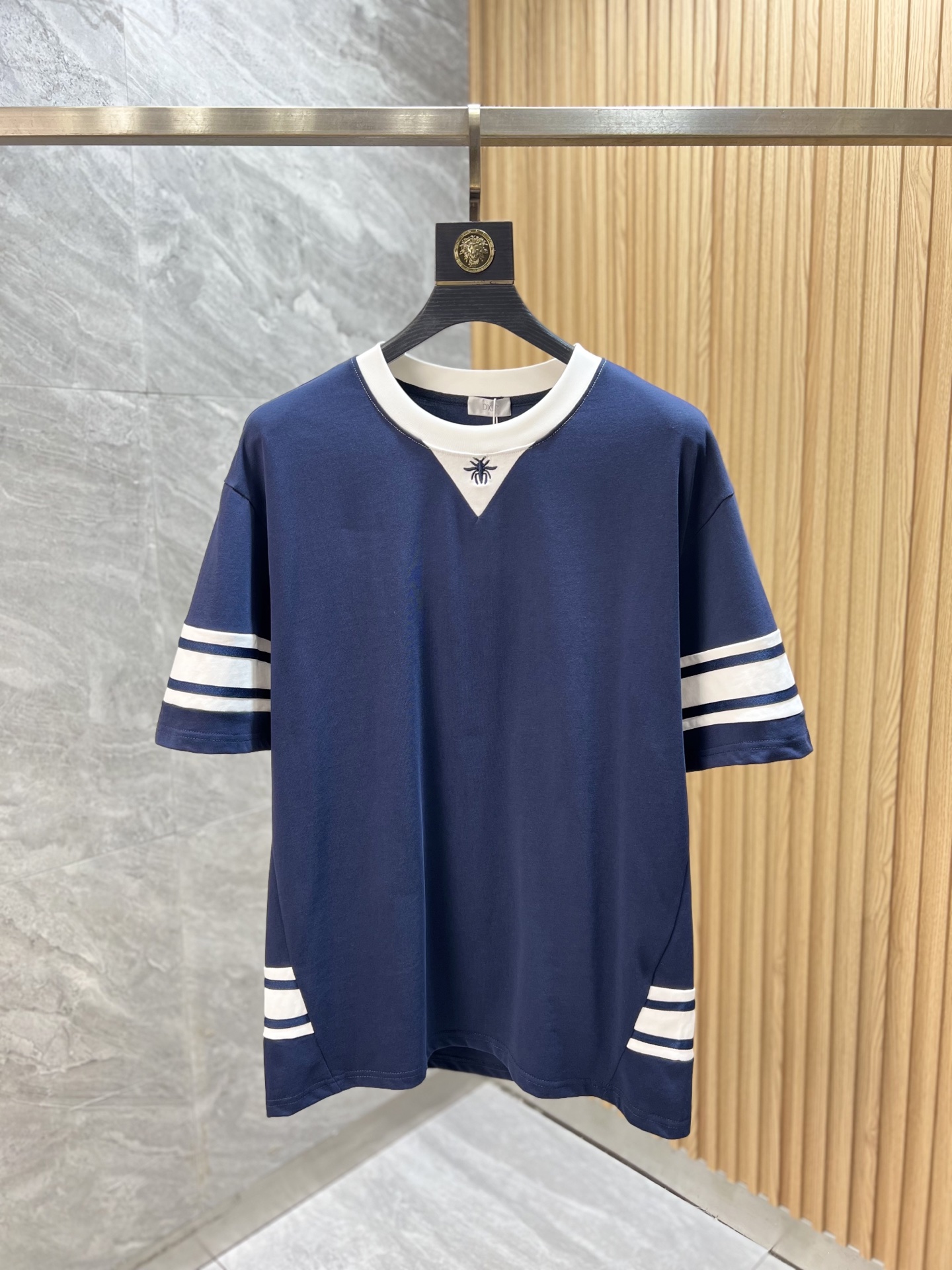NO:491360,Dior/Dior 2025 new spring and summer products are available in new products, complete three standards, round neck short-sleeved T-shirts, no need to introduce too much good products, look at the details, counter number M-XXXL /140 suggestions L,,dior,dior,T-shirt,tees,t-shirt,alexander wang19860909Dior/迪奥 2025年春夏新品上新 三标齐全 圆领短袖T恤 好货不用过多介绍 看细节 专柜码数M-XXXL /140建议L,,dior,dior,T-shirt,tees，t-shirt,alexander wang,Men's clothing