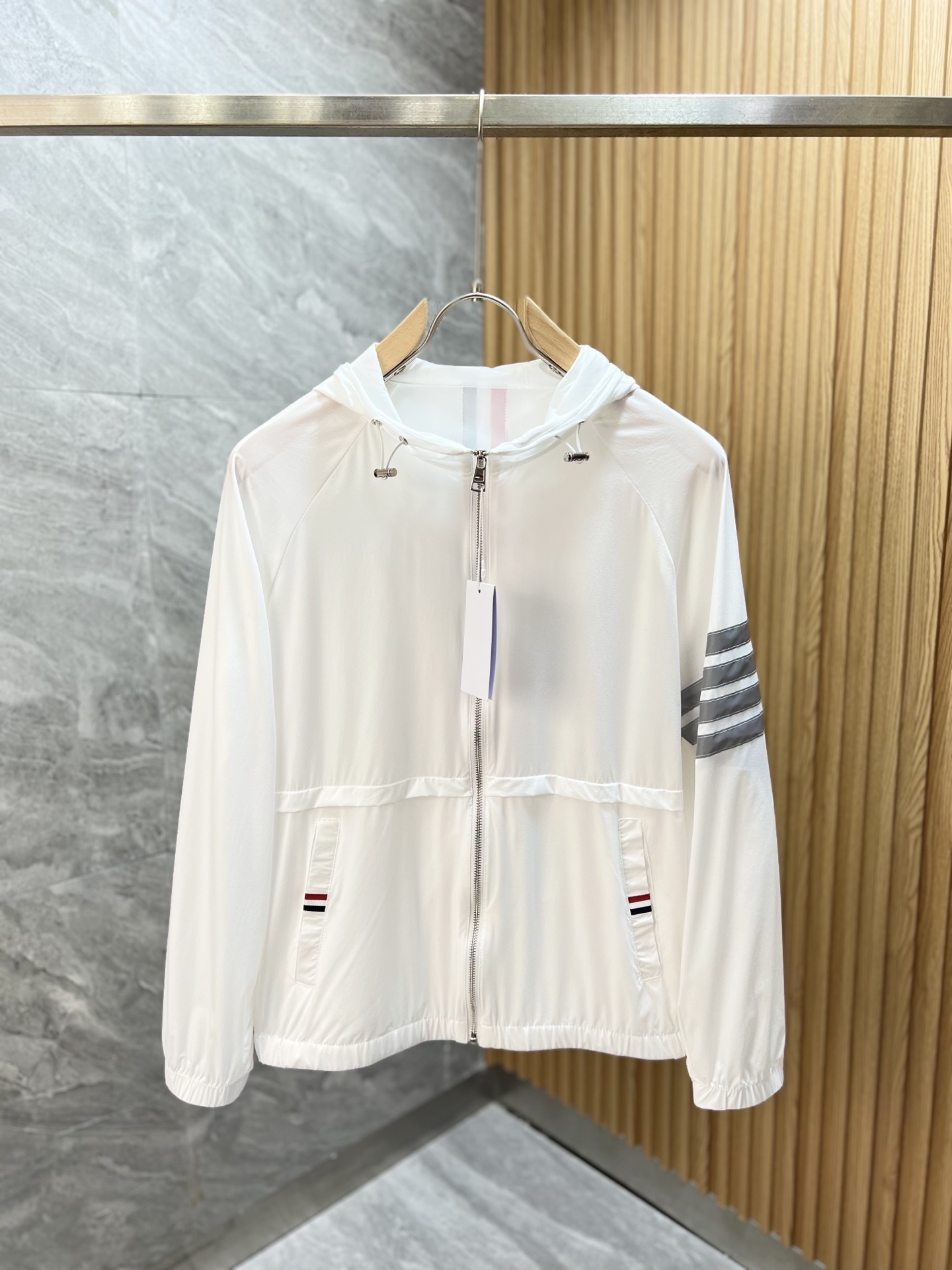 NO:491354,TB 2025 new spring and summer products are available, complete three standards, sun protection clothing, good products do not need to be introduced too much, look at the details, counter code number S-XXXL /140 suggestions L,,alexander wang19860909TB 2025年春夏新品上新 三标齐全 防晒服 好货不用过多介绍 看细节 专柜码数S-XXXL /140建议L,,alexander wang,Men's clothing