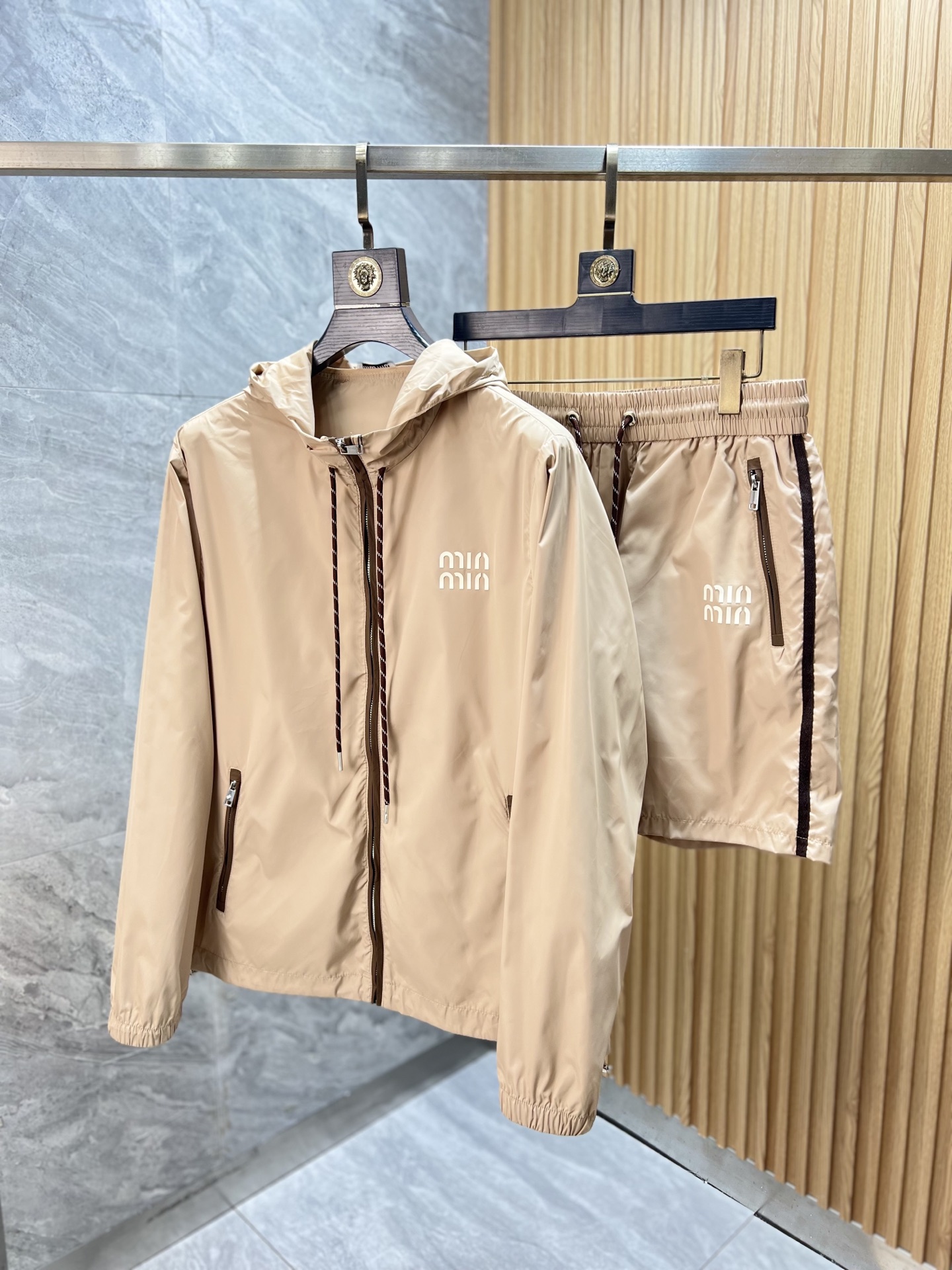 NO:491324,Tops, pants, MiuMiu, new products for spring and summer, complete three standards, sun protection suits, no need to introduce too much good products, look at the details, counter number M-XXXL 175/140 Suggestions,,miumiu,alexander wang19860909上衣 裤子 MiuMiu 年春夏新品上新 三标齐全 防晒服套装 好货不用过多介绍 看细节 专柜码数M-XXXL 175/140建议L,,miumiu,alexander wang,Men's clothing