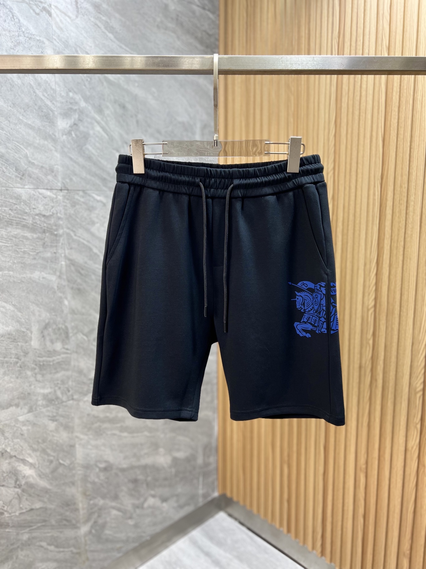 NO:510137,Burberry/Burberry 2025 spring and summer new product, complete three-standard elastic five-point casual pants and shorts. Don’t need to introduce too much good products. Look at the details. Counter code M-XXXL 175/Upper body suggestions L, burberry, burberry, shorts, alexander wang19860909Burberry/巴宝莉 2025春夏新品 三标齐全 松紧带五分休闲裤短裤 好货不用过多介绍 看细节 专柜码数M-XXXL 175/上身建议L,,burberry,burberry,shorts,alexander wang,Men's clothing