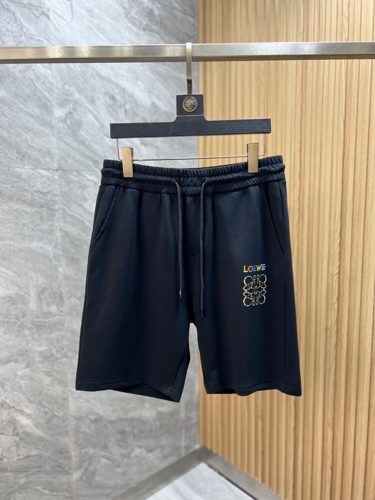 NO:510124,Loewe/Luo Yiwei 2025 spring and summer new product, complete three standards, elastic five-point casual pants and shorts, good products do not need to be introduced too much, look at the details, counter number M-XXXL 175/upper body suggestions L,,loewe,loewe, shorts,alexander wang19860909Loewe/罗意威 2025春夏新品 三标齐全 松紧带五分休闲裤短裤 好货不用过多介绍 看细节 专柜码数M-XXXL 175/上身建议L,,loewe,loewe,shorts,alexander wang,Men's clothing