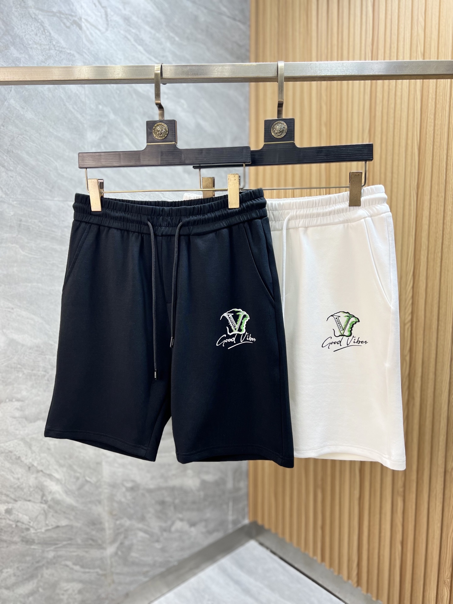 NO:469061,Versace/Versace New Spring and Summer Products Complete Three Standards Elastic Five-point Casual Pants and Shorts Don't need to introduce too much Good products See details Counter code M-XXXL 175/Upper body suggestions L, versace, versace, shorts, alexander wang19860909Versace/范思哲 春夏新品 三标齐全 松紧带五分休闲裤短裤 好货不用过多介绍 看细节 专柜码数M-XXXL 175/上身建议L,,versace,versace,shorts,alexander wang,Men's clothing