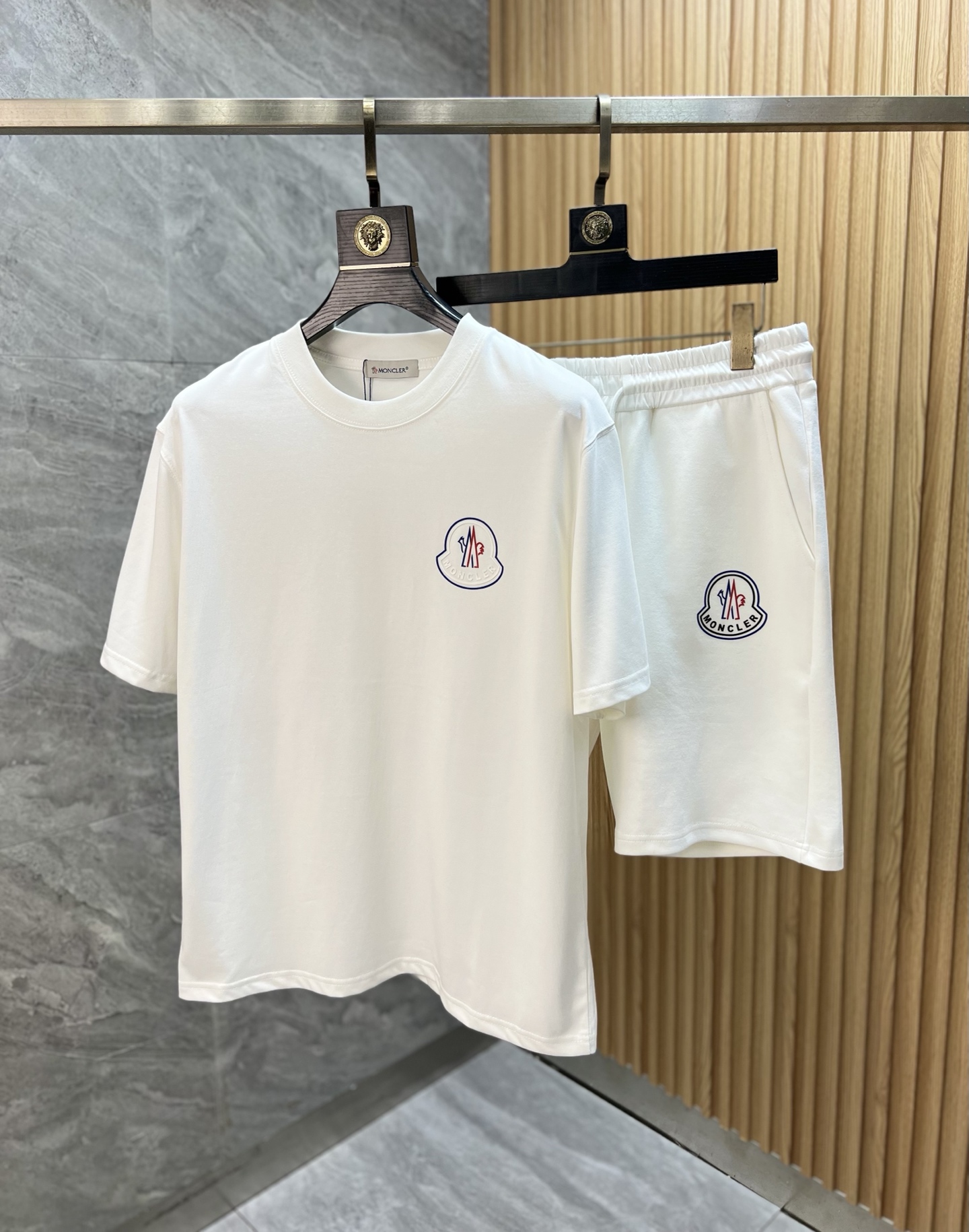 NO:469072,Tops, pants, Moncler/blind, new spring and summer products, complete three standards, matching suits, no need to introduce too much good products, look at the details, counter number M-XXXL 175/upper body suggestions L, Moncler, alexander wang19860909上衣 裤子Moncler/蒙口 春夏新品 三标齐全 可搭配套装 好货不用过多介绍 看细节 专柜码数M-XXXL 175/上身建议L,,Moncler,alexander wang,Men's clothing