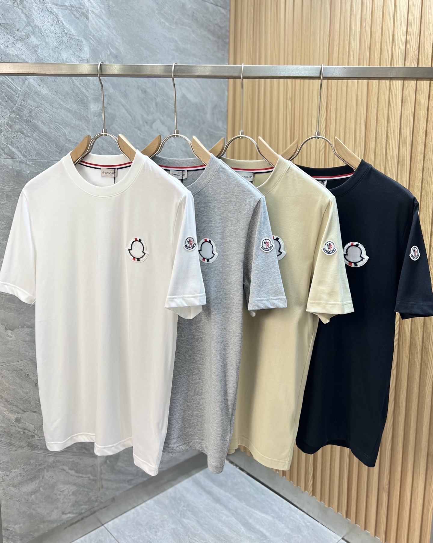 NO:455313,Moncler/Monker New products for spring and summer 2025 are available in new products, complete three standards, round neck short-sleeved T-shirts, no need to introduce too much good products, look at the details, counter codes S-XL, Moncler, T-shirt, tees, t-shirt, alexander wang19860909Moncler/蒙口 2025年春夏新品上新 三标齐全 圆领短袖T恤 好货不用过多介绍 看细节 专柜码数S-XL,,Moncler,T-shirt,tees，t-shirt,alexander wang,Men's clothing
