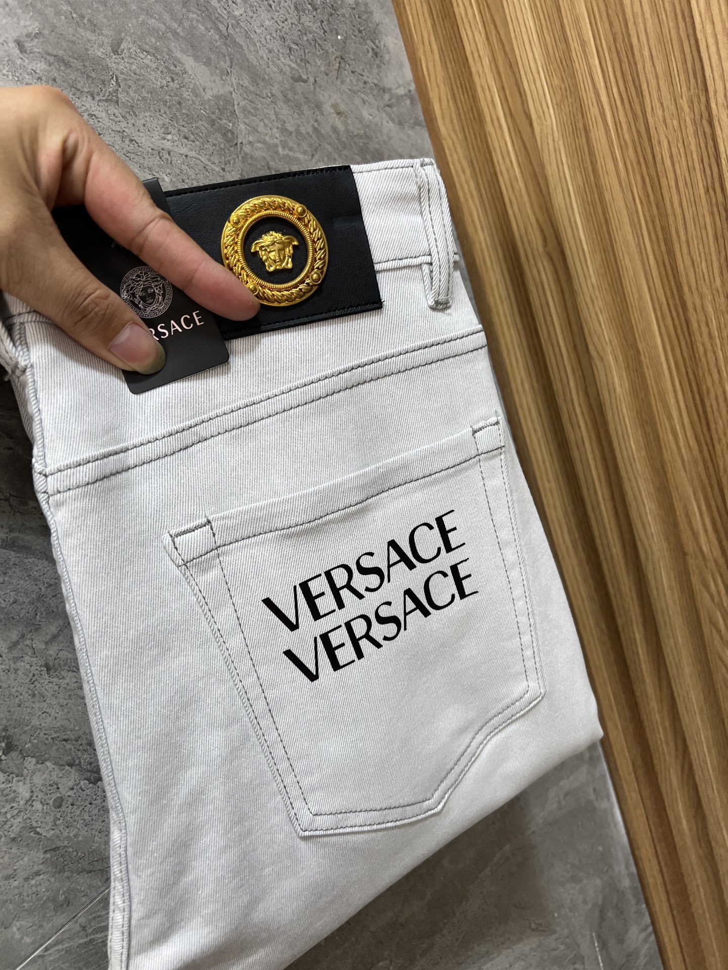 NO:415992,Versace/Versace 2025 Spring and Summer New Products, Complete Three Standards, Jeans, Don’t need to introduce too much good products, look at the details, the counter number is 29-38 / 140 upper body 32, versace, versace, jeans, alexander wang19860909Versace/范思哲 2025春夏新品 三标齐全 牛仔裤 好货不用过多介绍 看细节 专柜码数29-38 /140上身32码,,versace,versace,jeans,alexander wang,Men's clothing